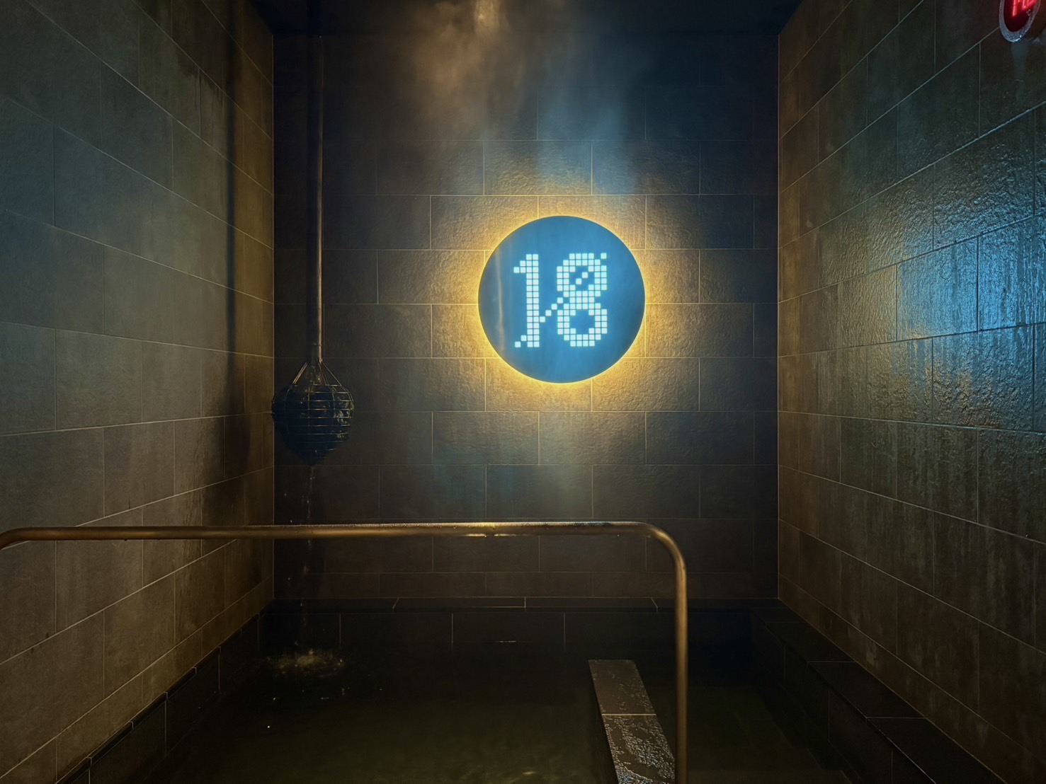 【2階「休日湯」／浴びる水風呂R18】