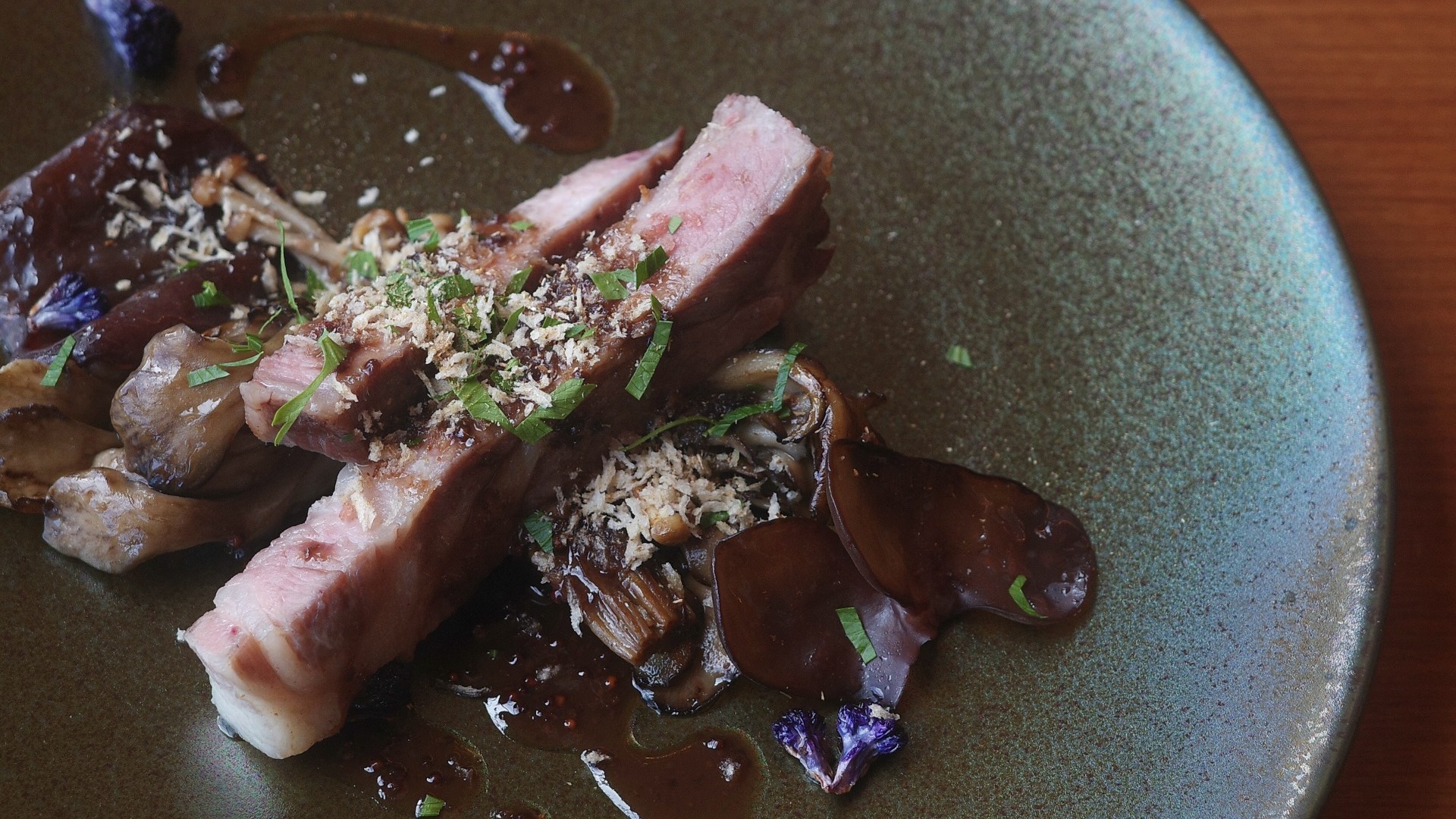 【ある日の夕食一例／メインの豚肉を使ったお料理】