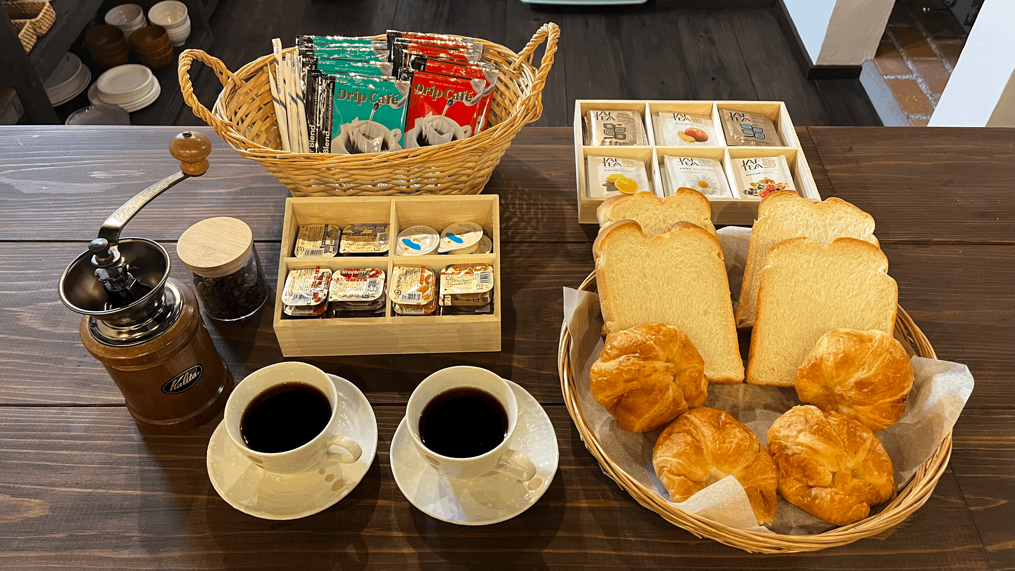 全ての宿泊者様に無料で軽朝食をご用意。ささやかではありますが富良野の自然に囲まれてゆっくりとお楽しみ下さい。