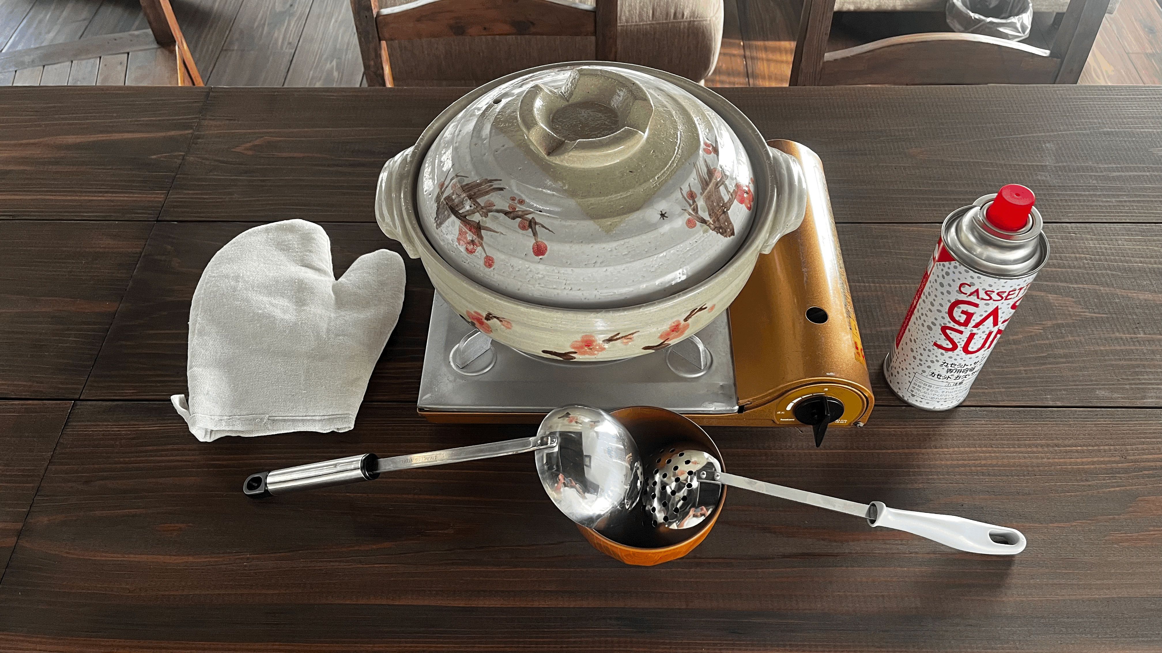 カセットコンロ、ガス缶、土鍋、鍋つかみ、お玉等揃えております。是非ご利用下さい。