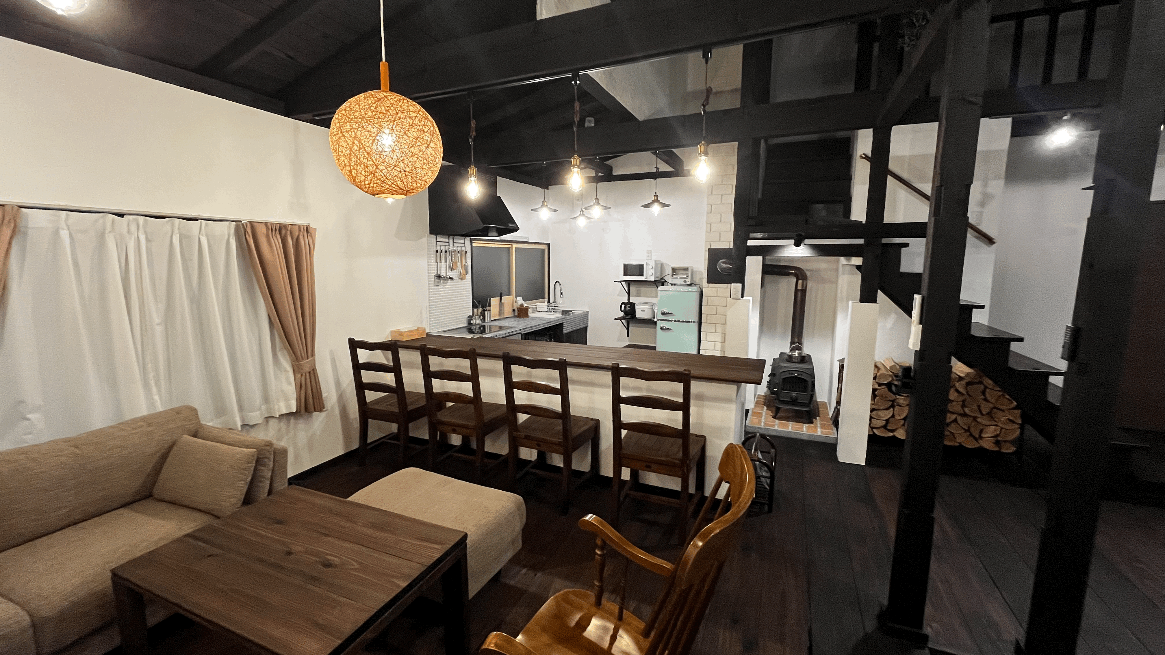 キッチンからリビングが見えるので料理しながら会話も出来ます。