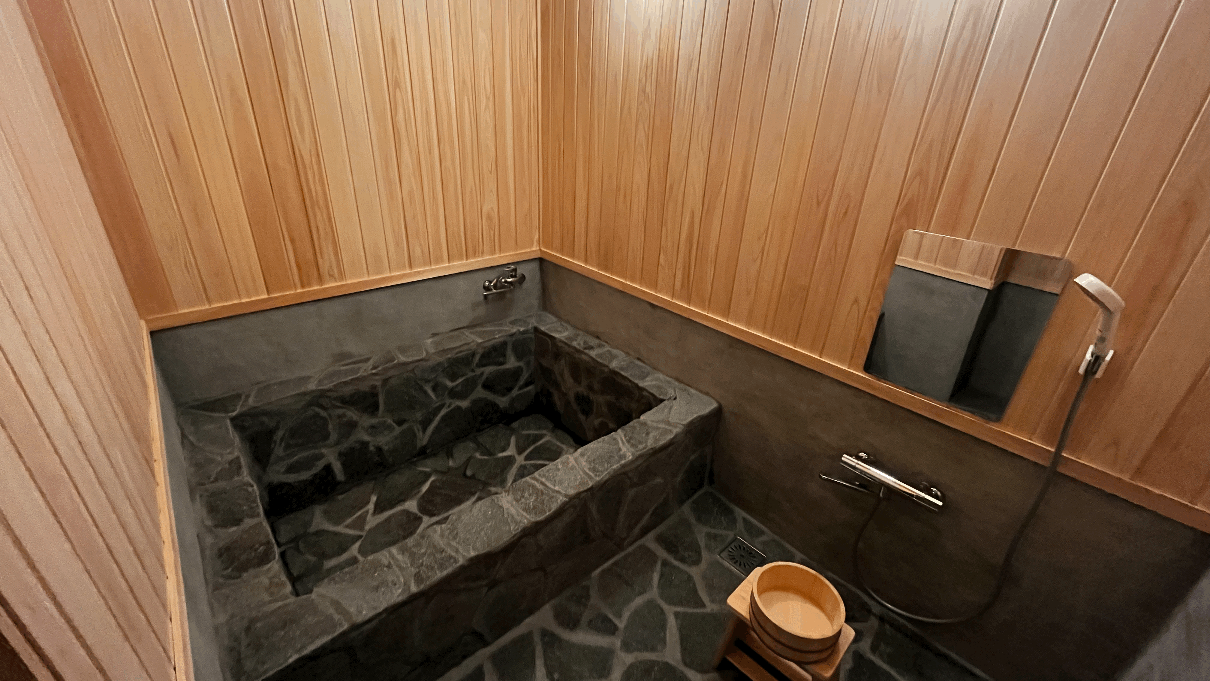 天然の伊吹石の浴槽。大人2人でもゆったりと入れるくらい広々としています。