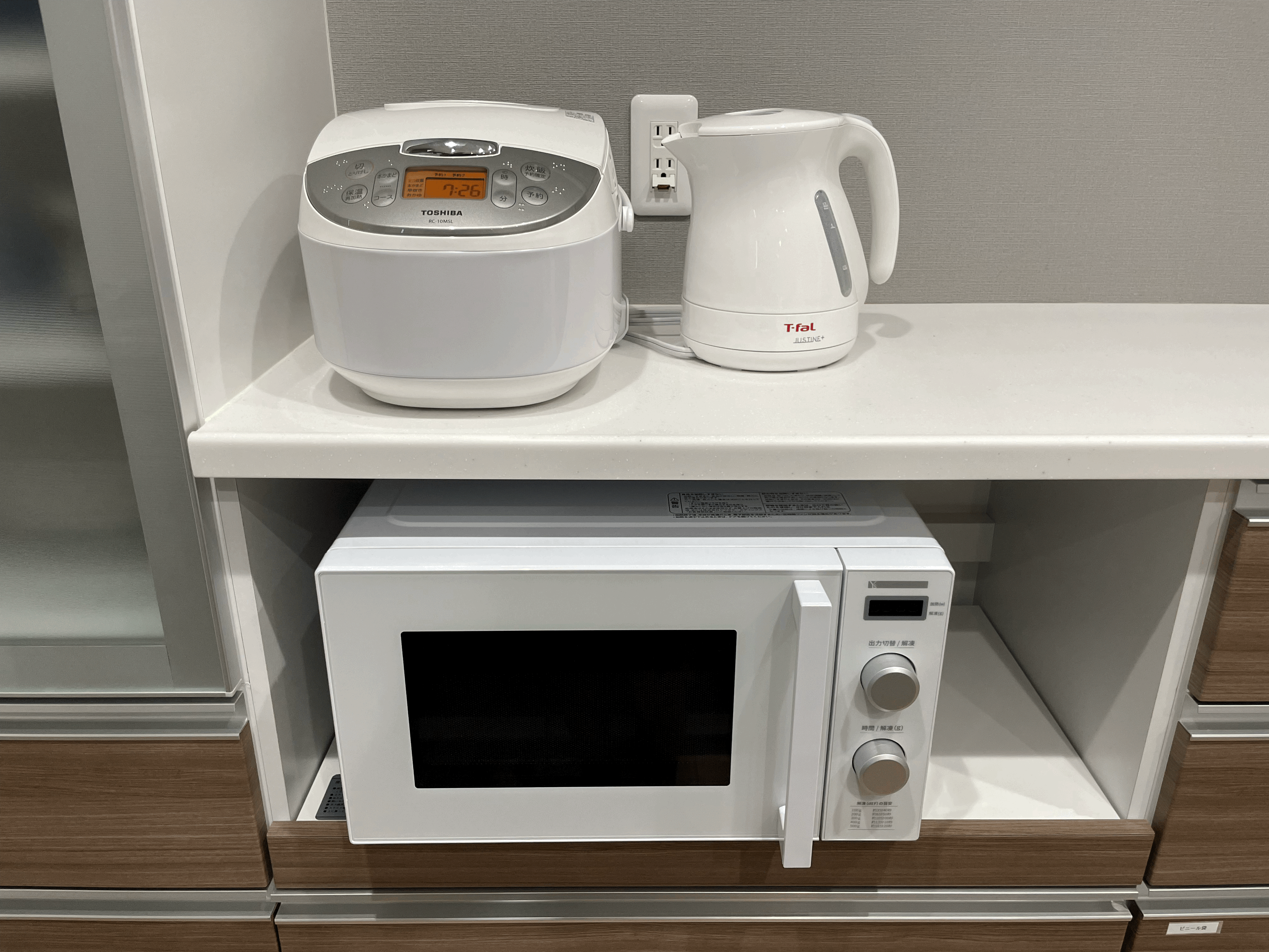 炊飯器、電気ケトル、電子レンジ