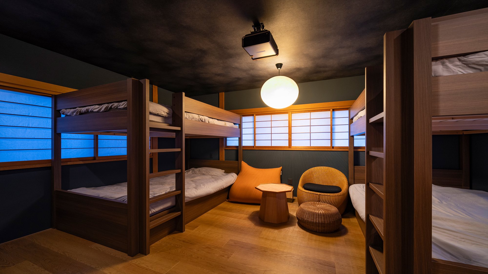 寝室1：セミダブルサイズの二段ベッド 2台