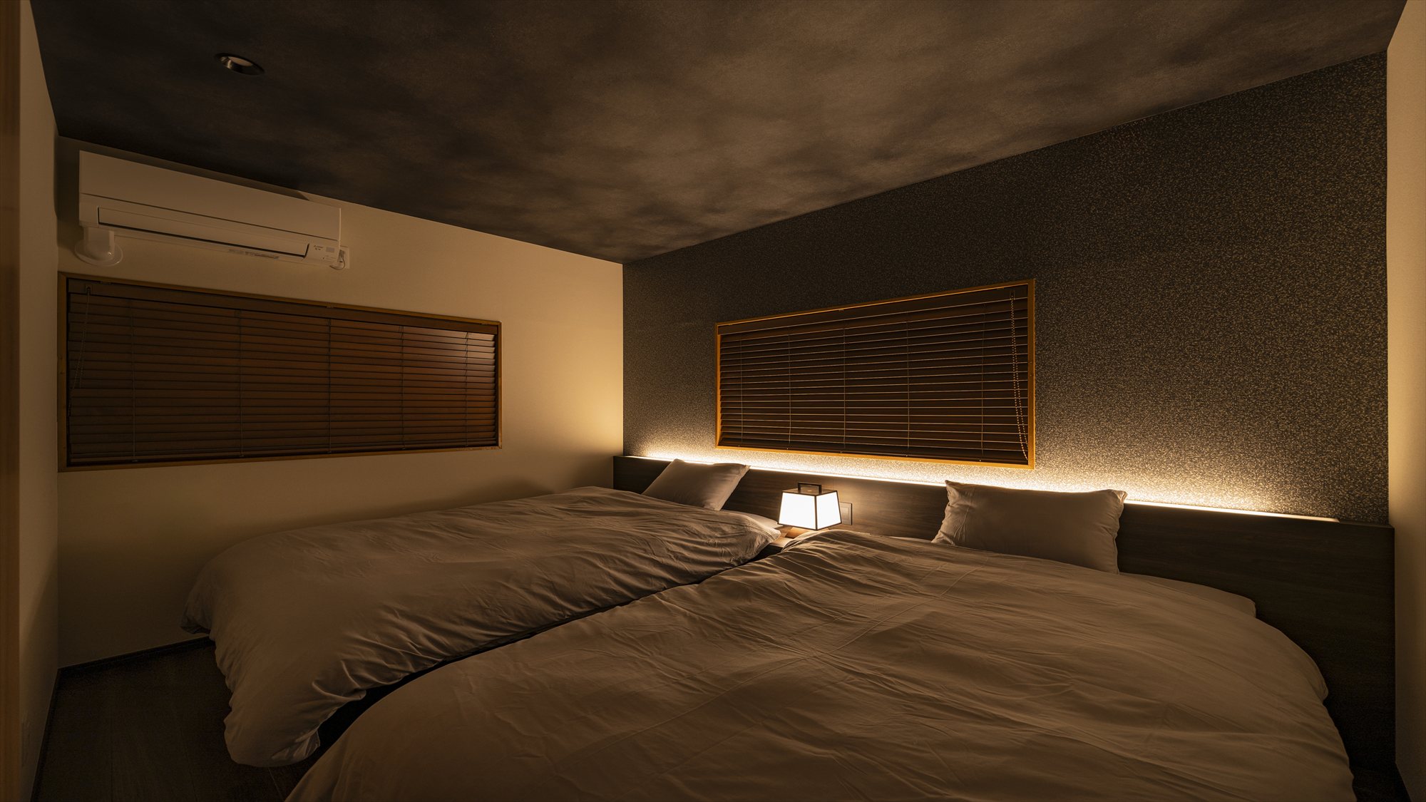 寝室3：セミダブルベッド 2台