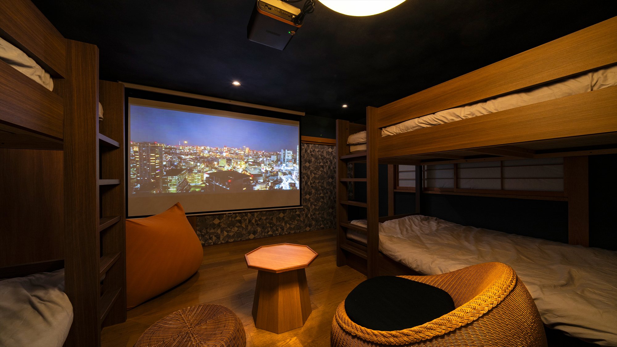 寝室1：セミダブルサイズの二段ベッド 2台