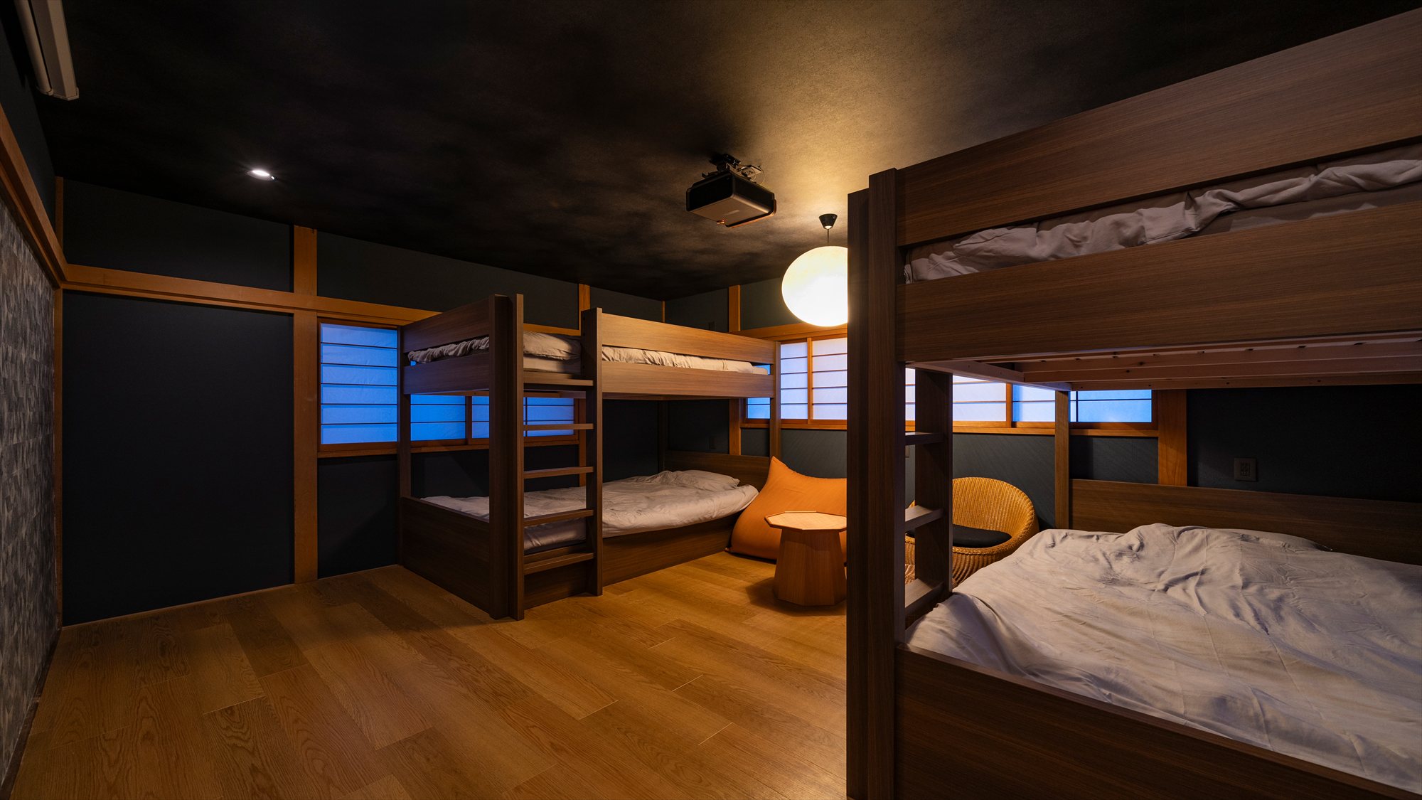 寝室1：セミダブルサイズの二段ベッド 2台