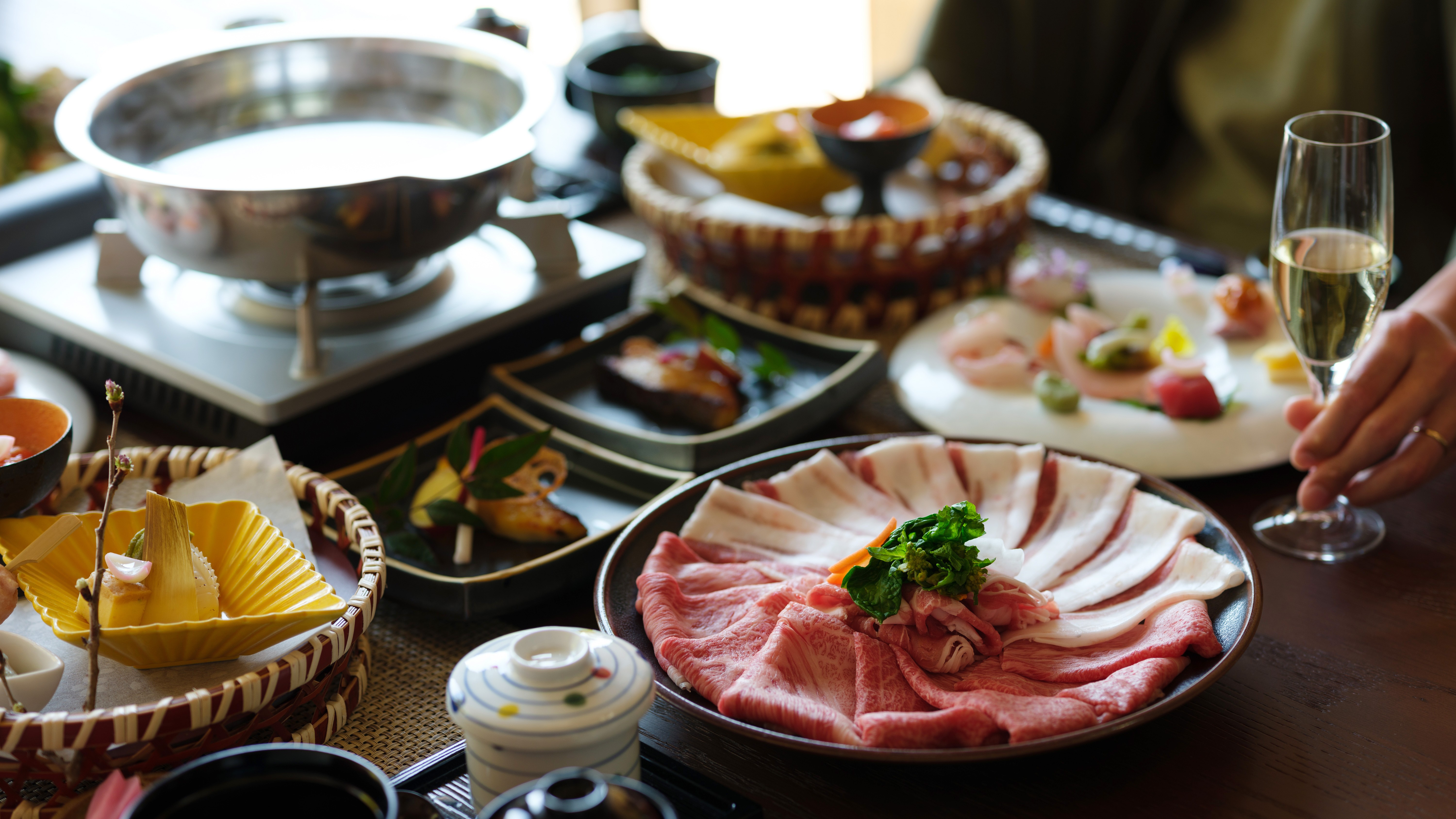 黒毛和牛と黒豚しゃぶしゃぶ会席／一例