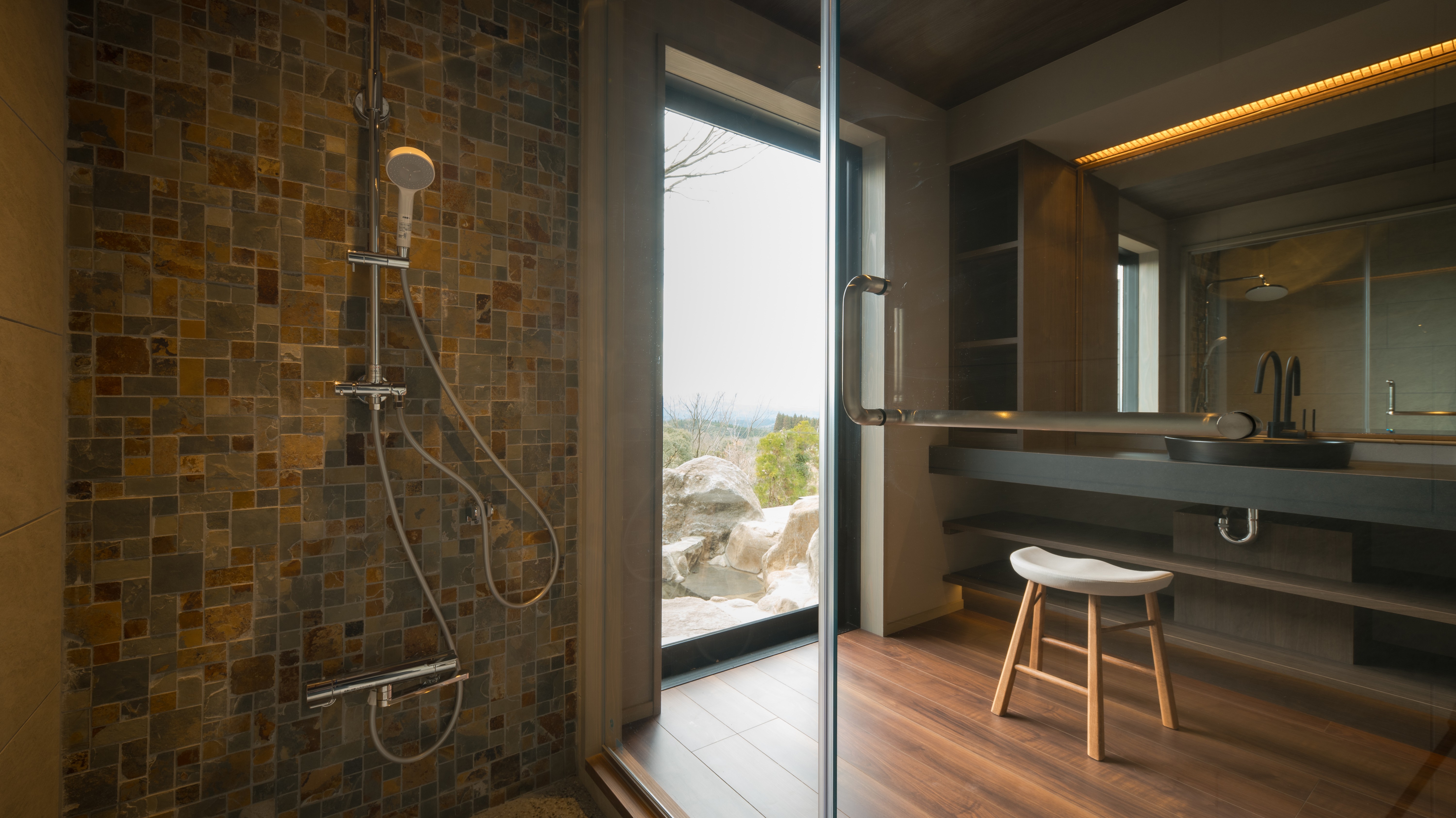 【嘉例川】の洗面所とシャワーブース