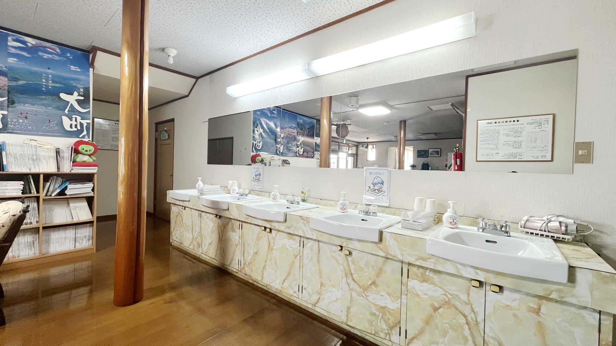 1階洗面　館内には三カ所洗面台がございます