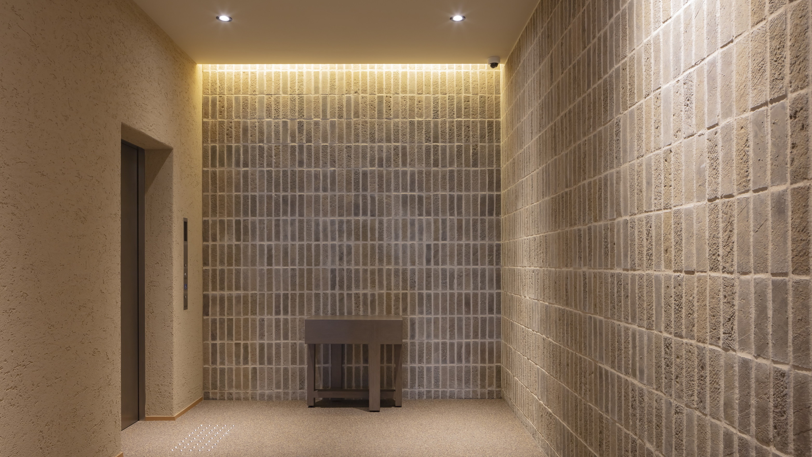 １階エレベーター前