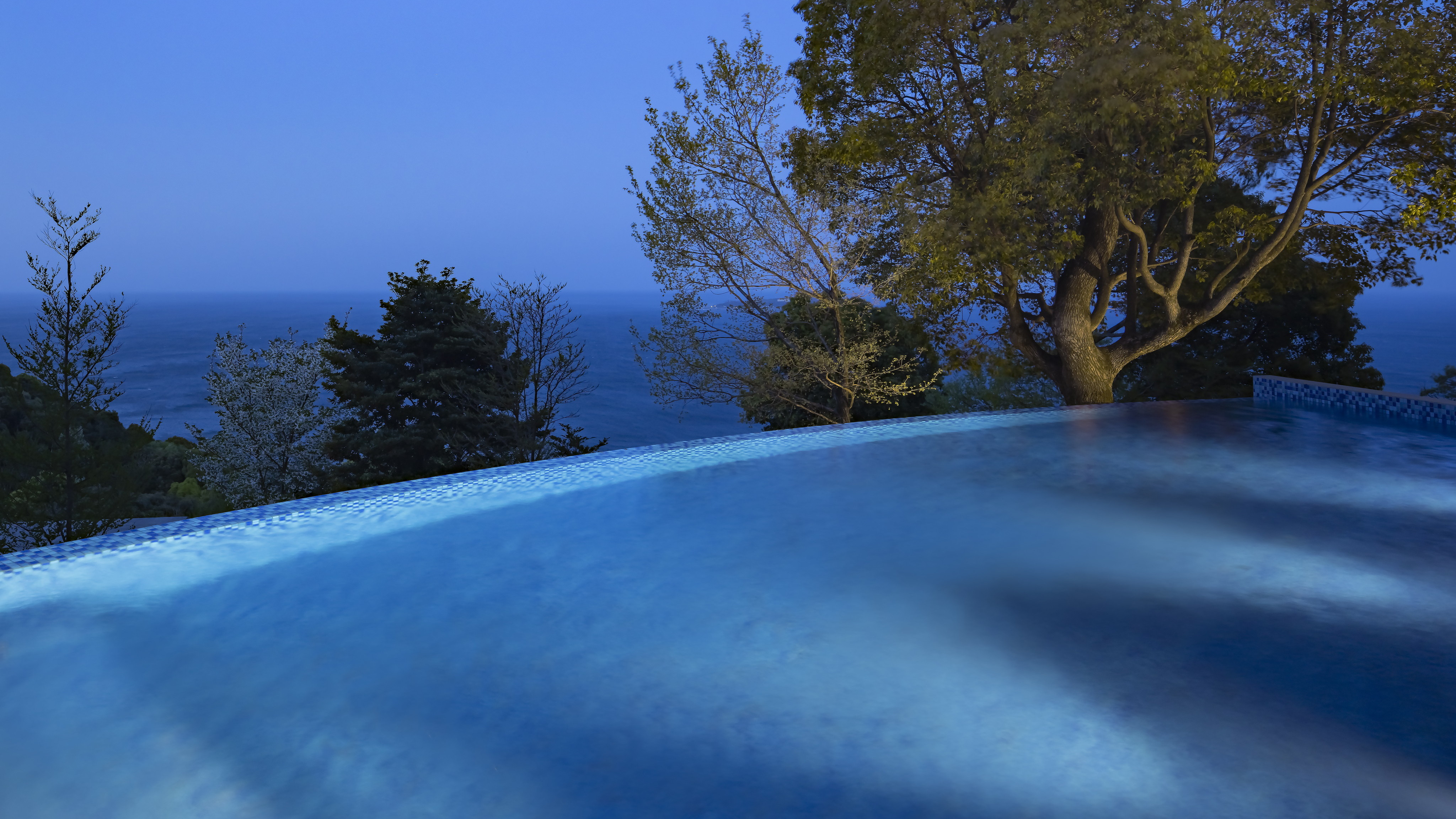 プール【2025年は7月より営業予定】