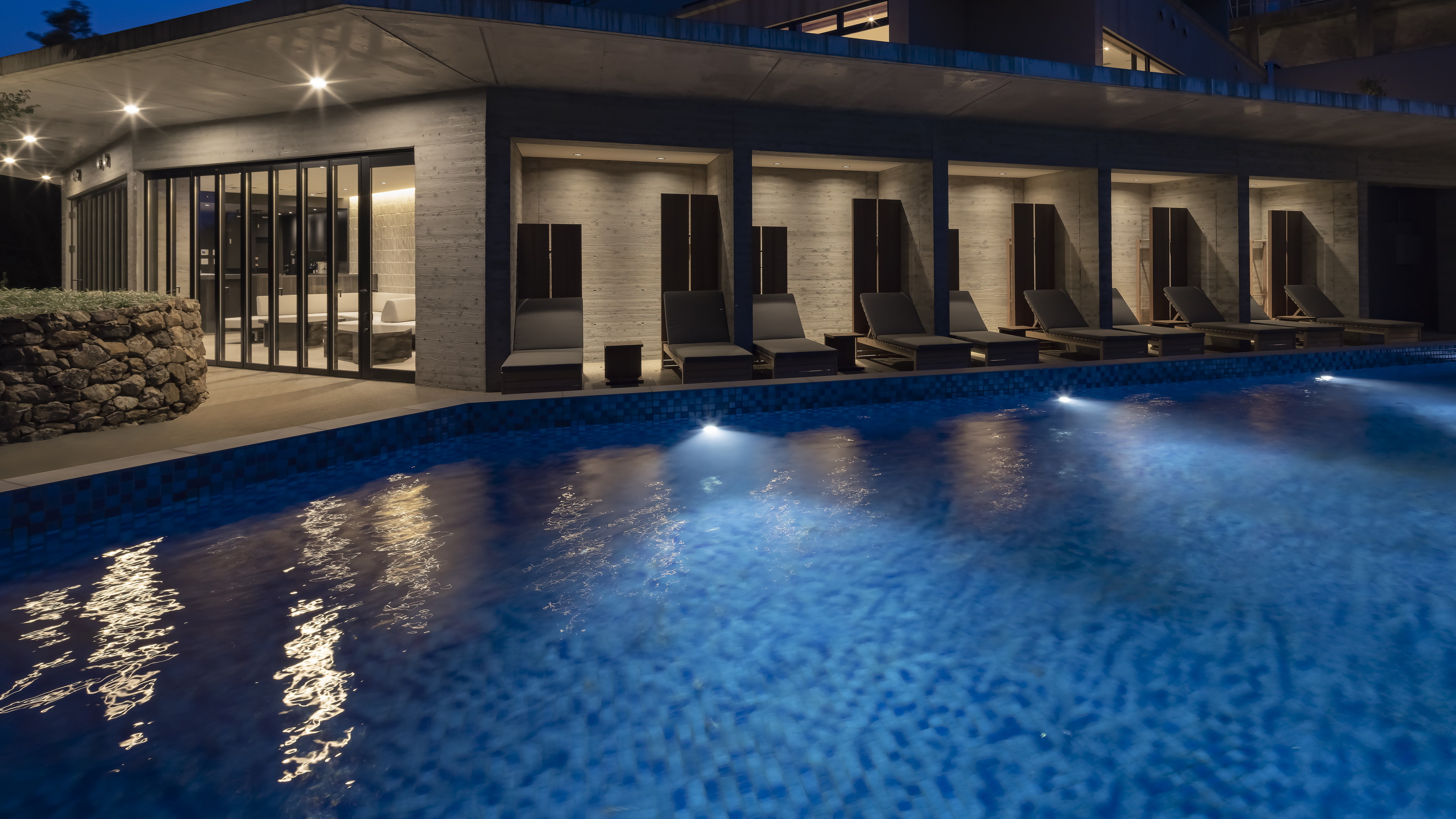 プール【2025年は7月より営業予定】