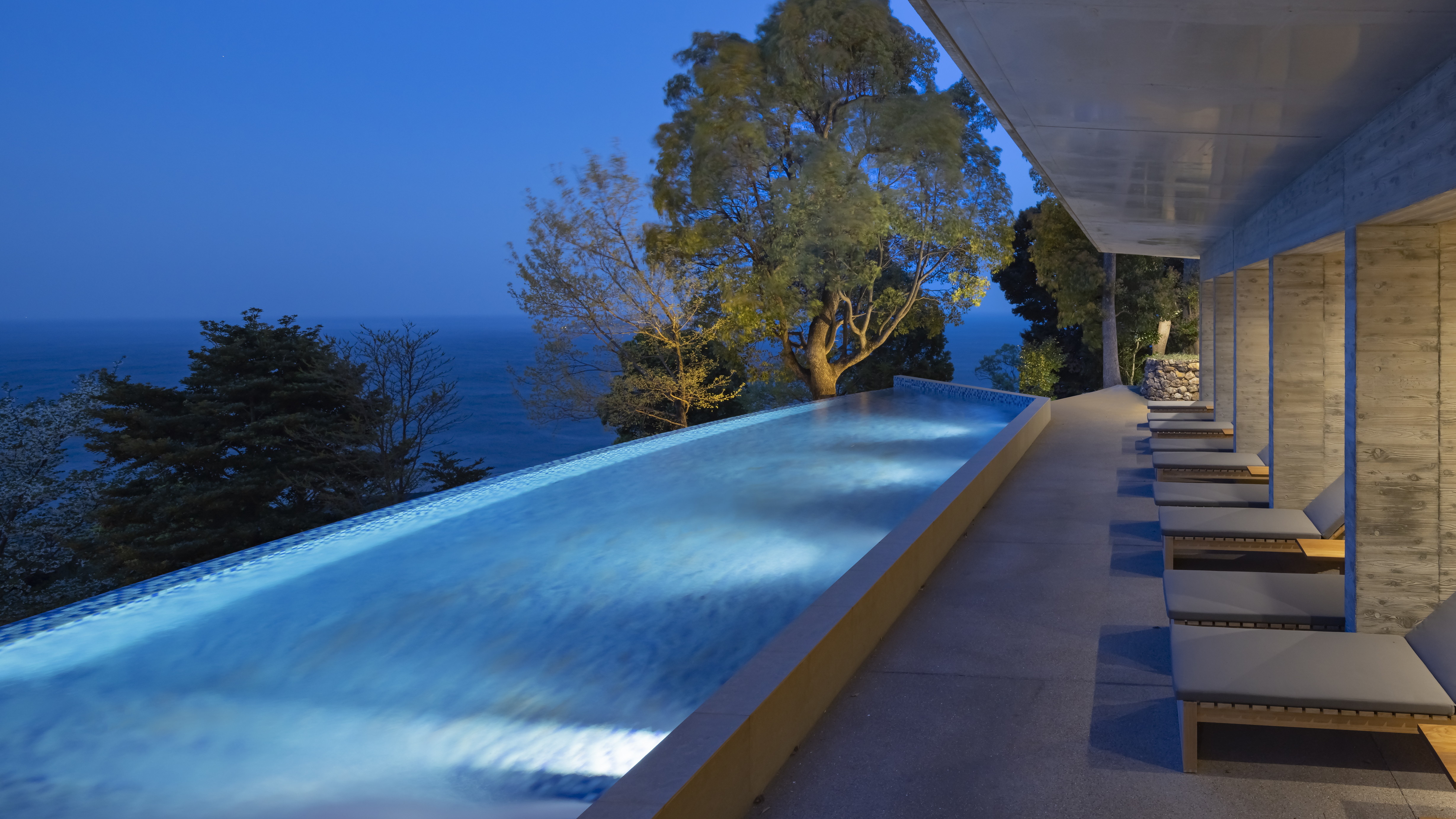 プール【2025年は7月より営業予定】