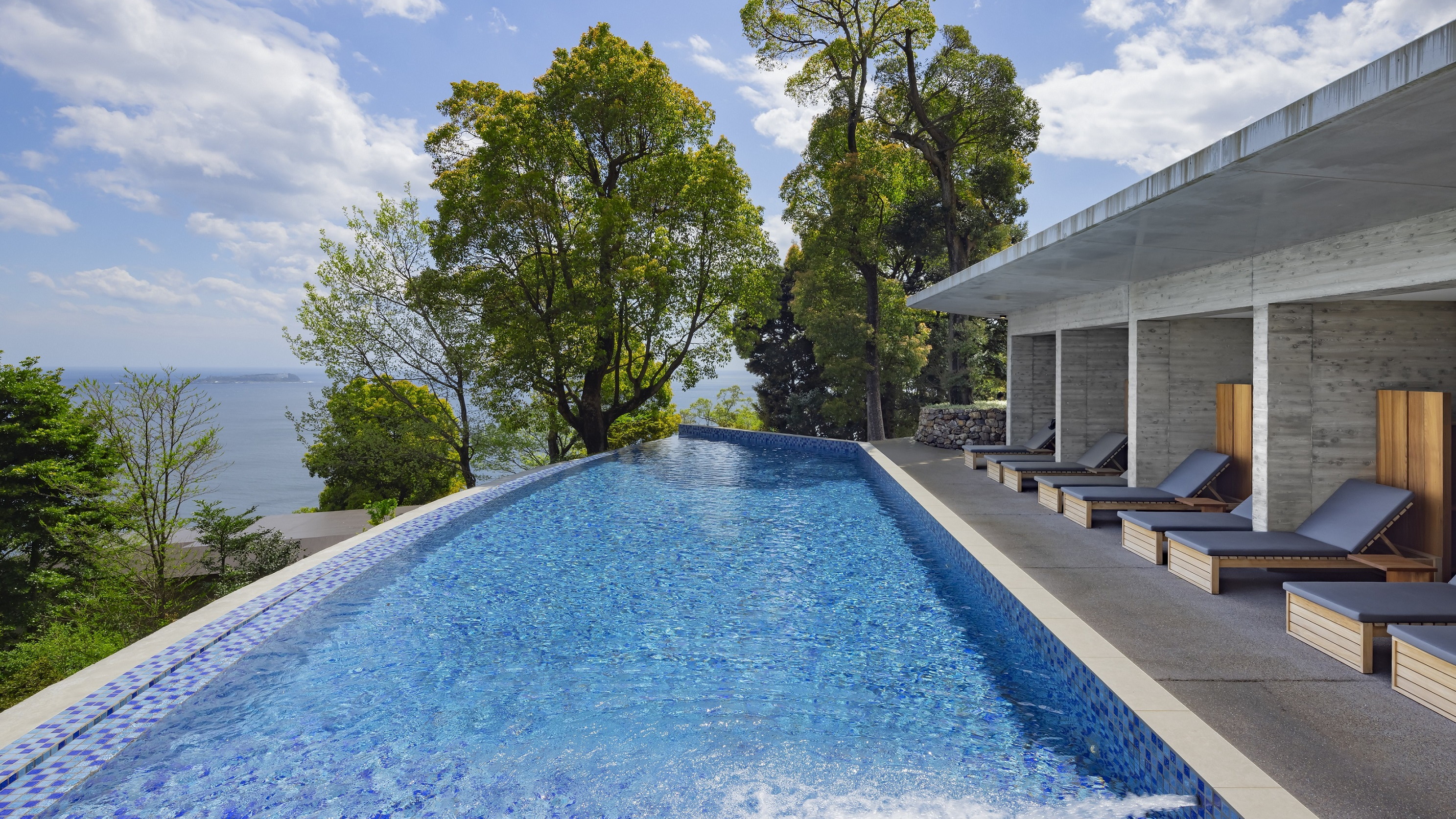 プール【2025年は7月より営業予定】