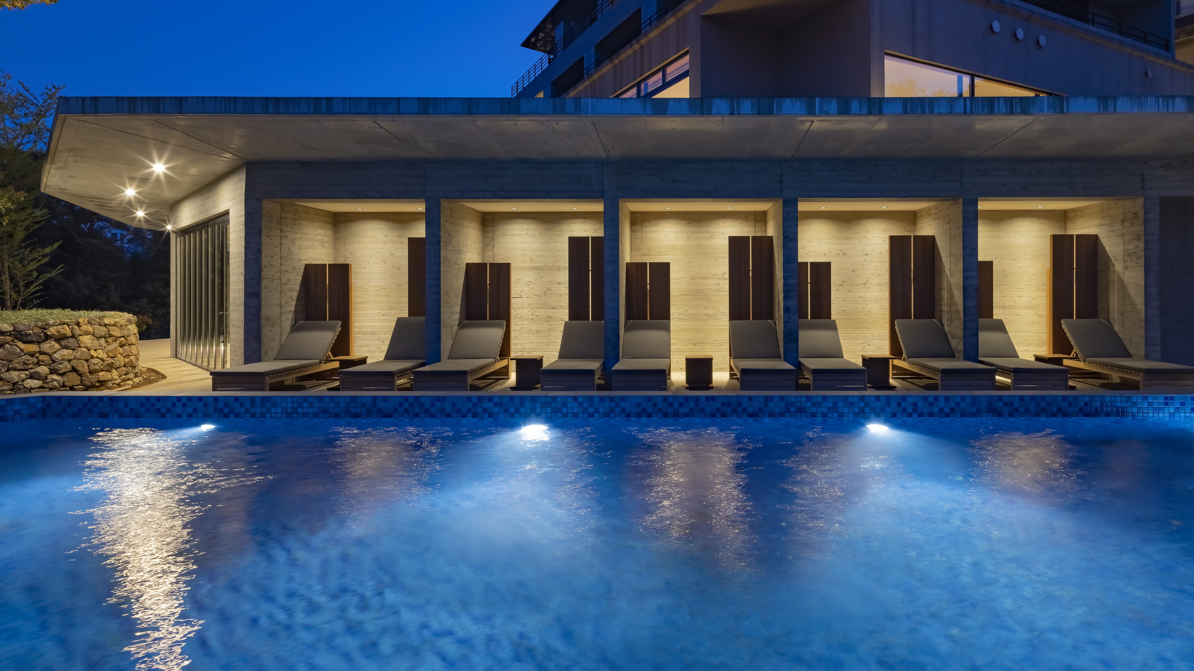 プール【2025年は7月より営業予定】