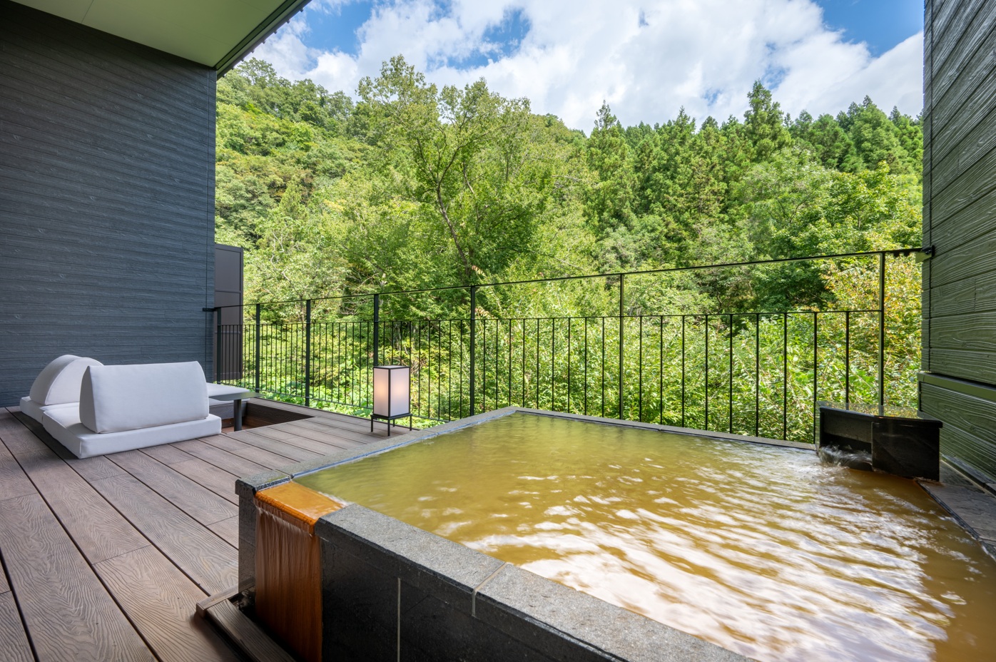客室露天風呂（源泉掛け流し）