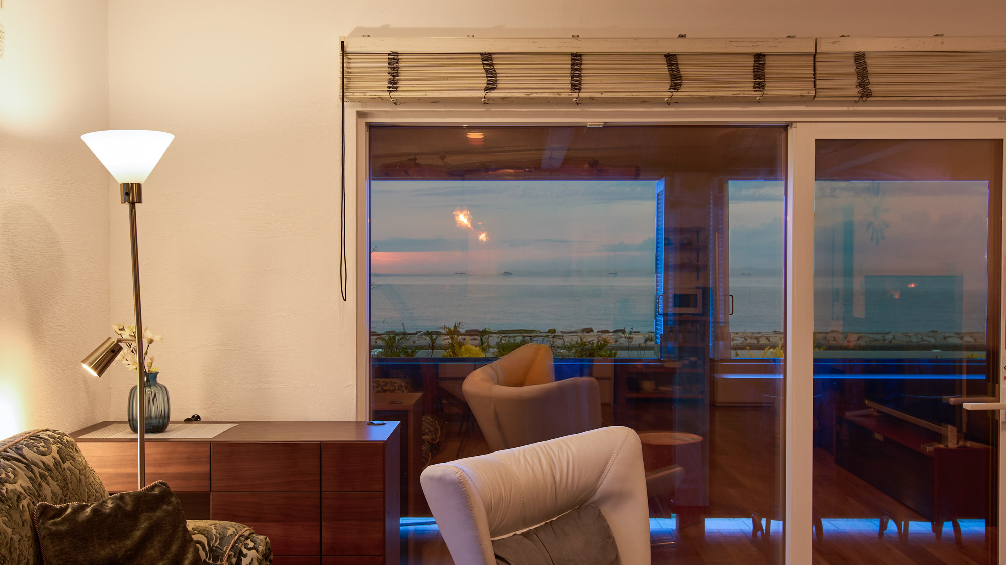 夕暮れどきの室内