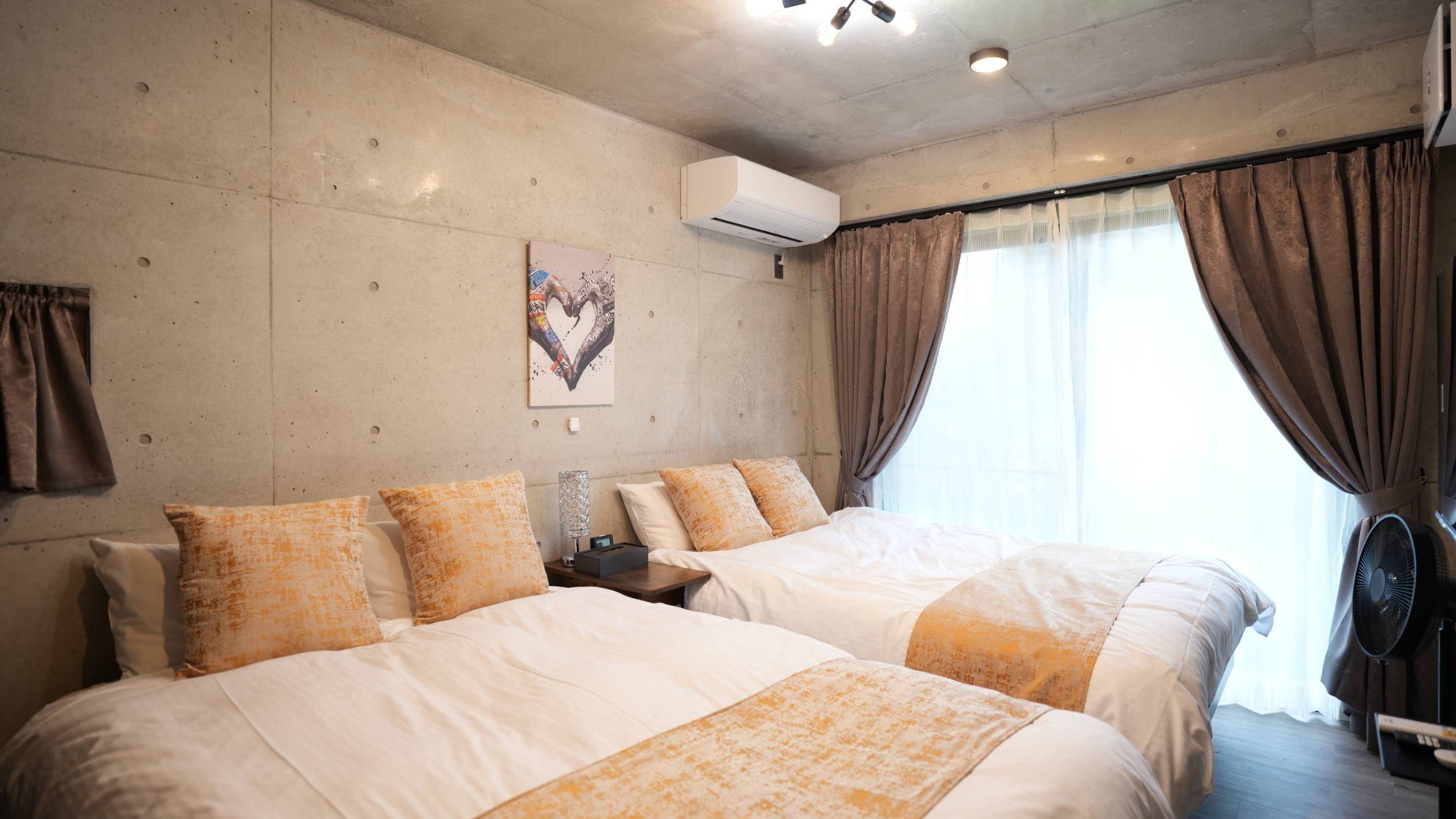 寝室1：セミダブルベッド&times;2