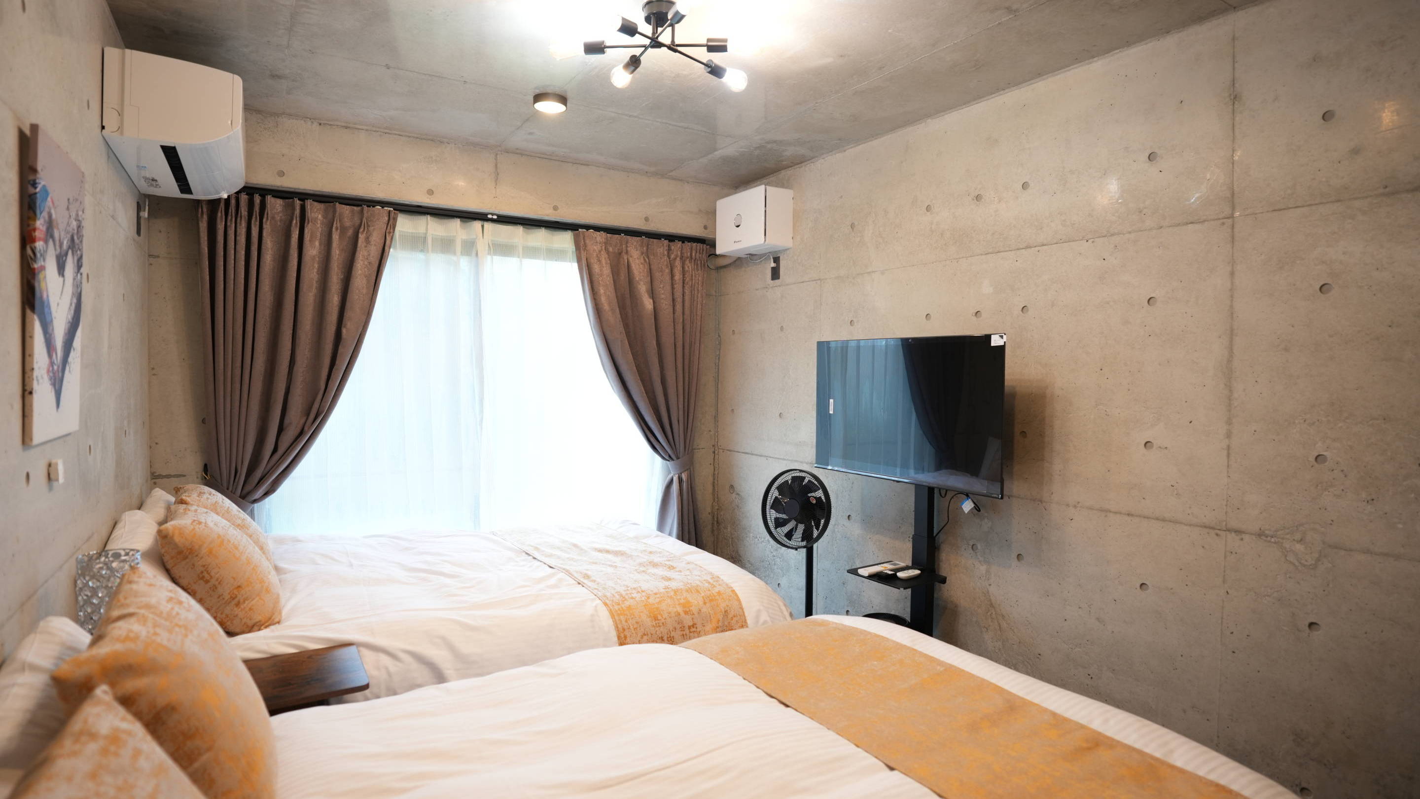 寝室1：セミダブルベッド&times;2