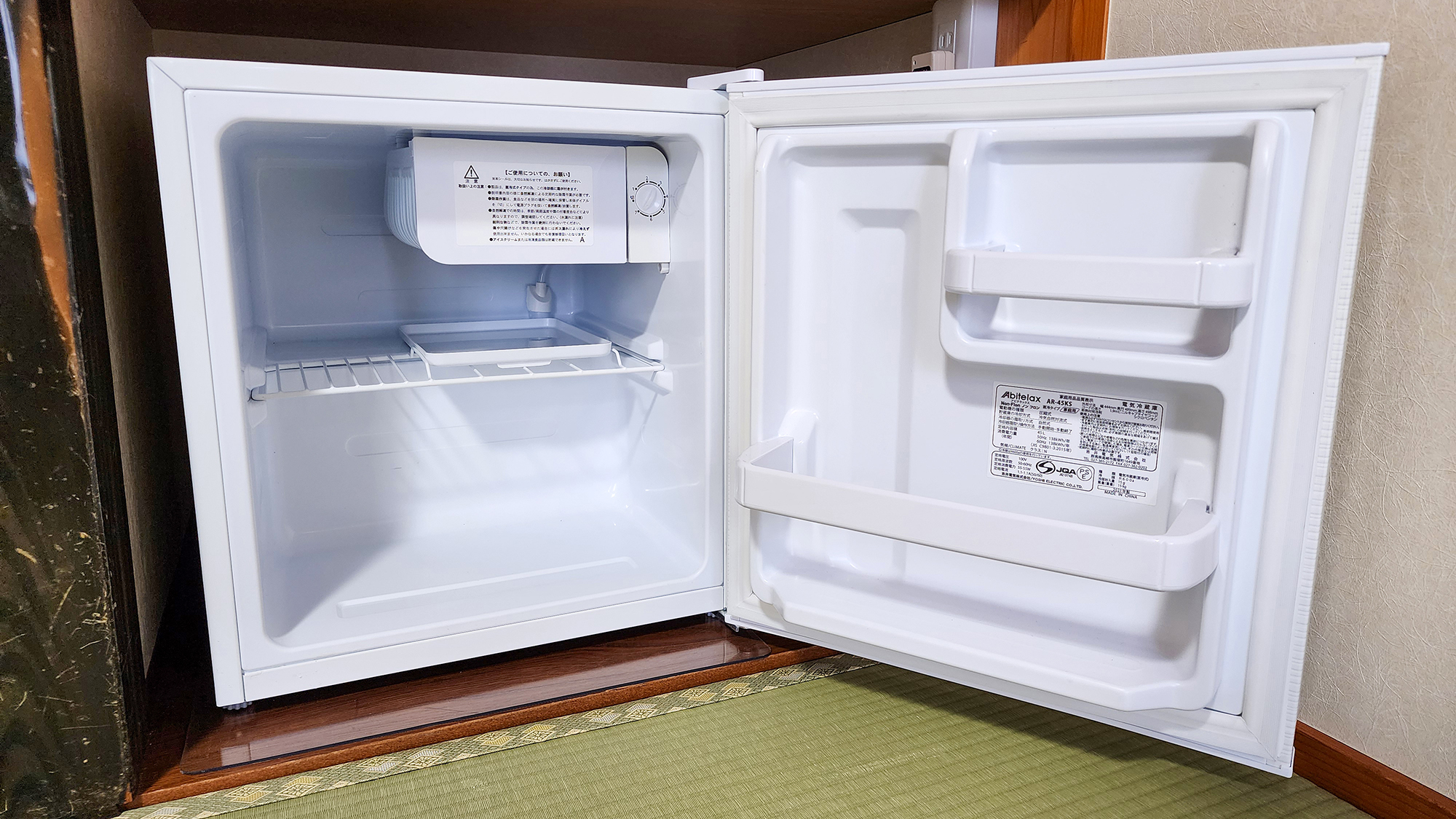 #10畳和室 空の冷蔵庫完備