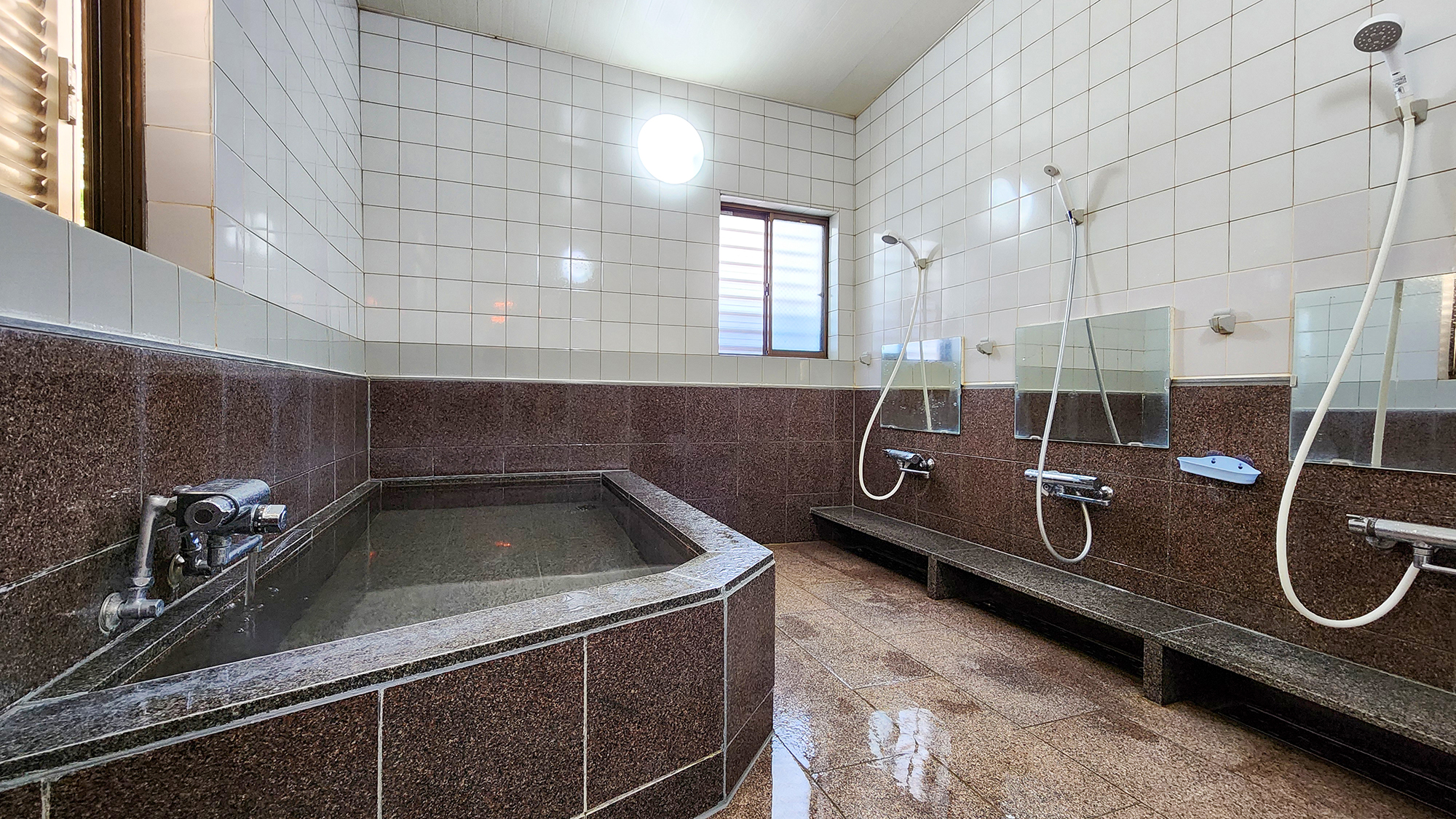 #お風呂　手足を伸ばしてご入浴いただけます