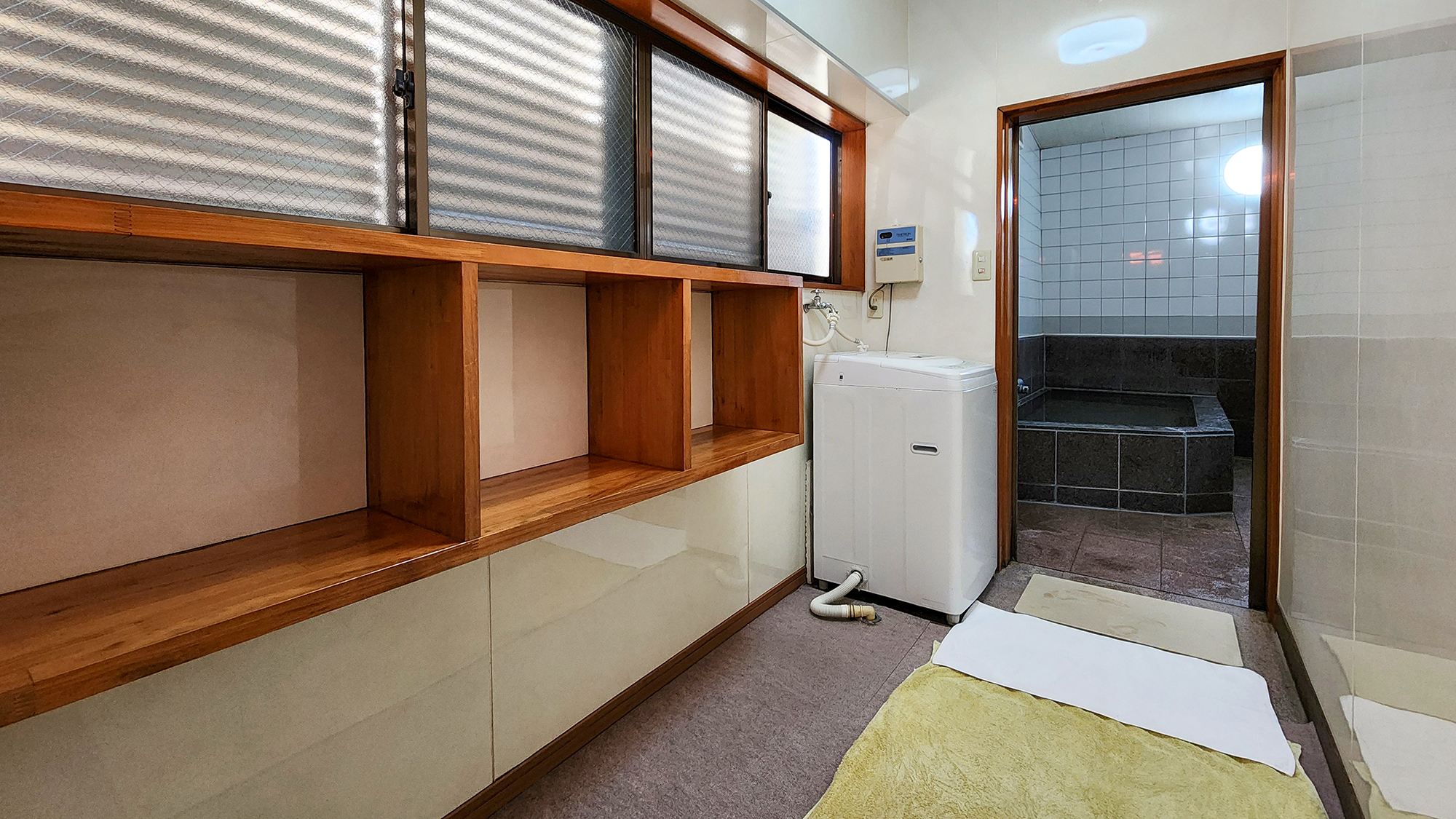 #脱衣所　脱衣所には洗濯機もございます