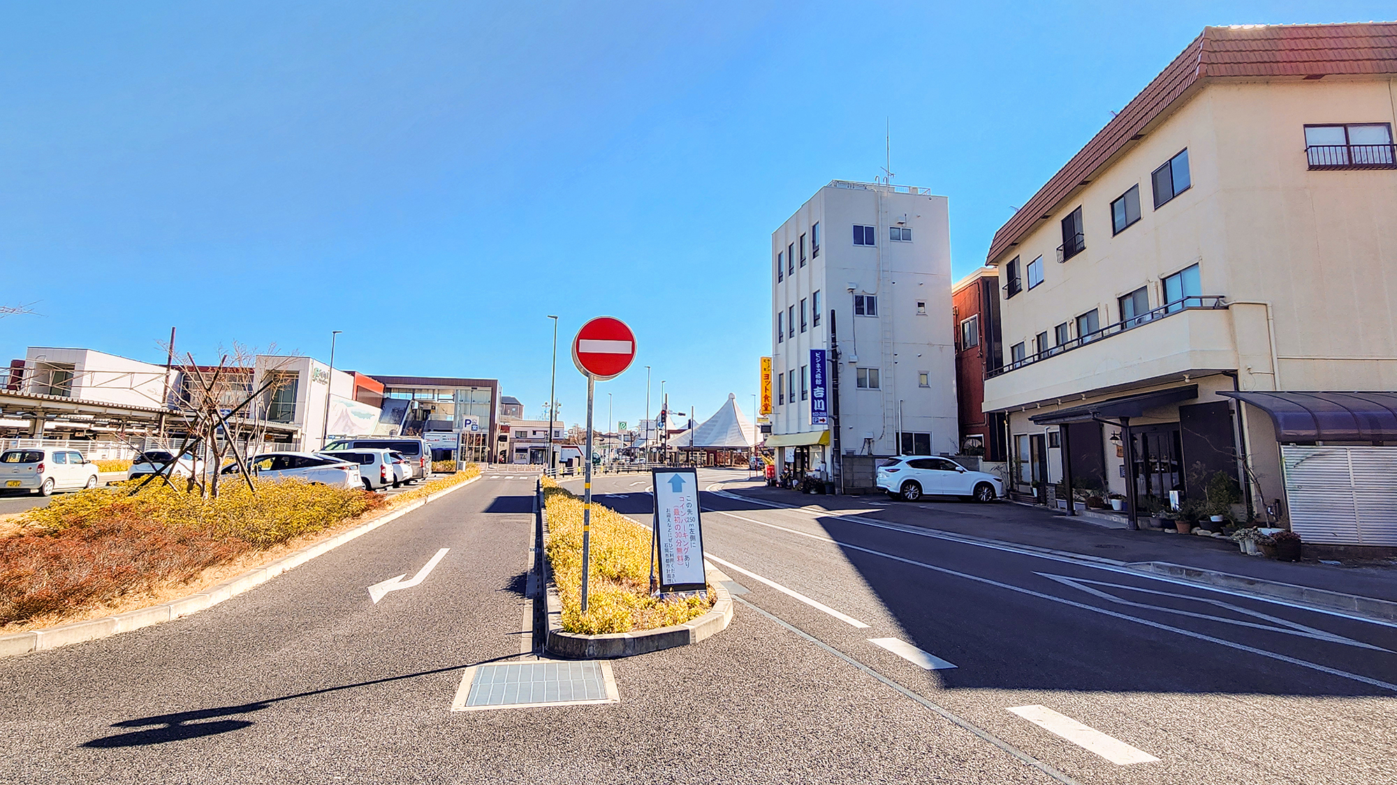 #周辺　宿の前の道路を挟んで向かい側が石岡駅です