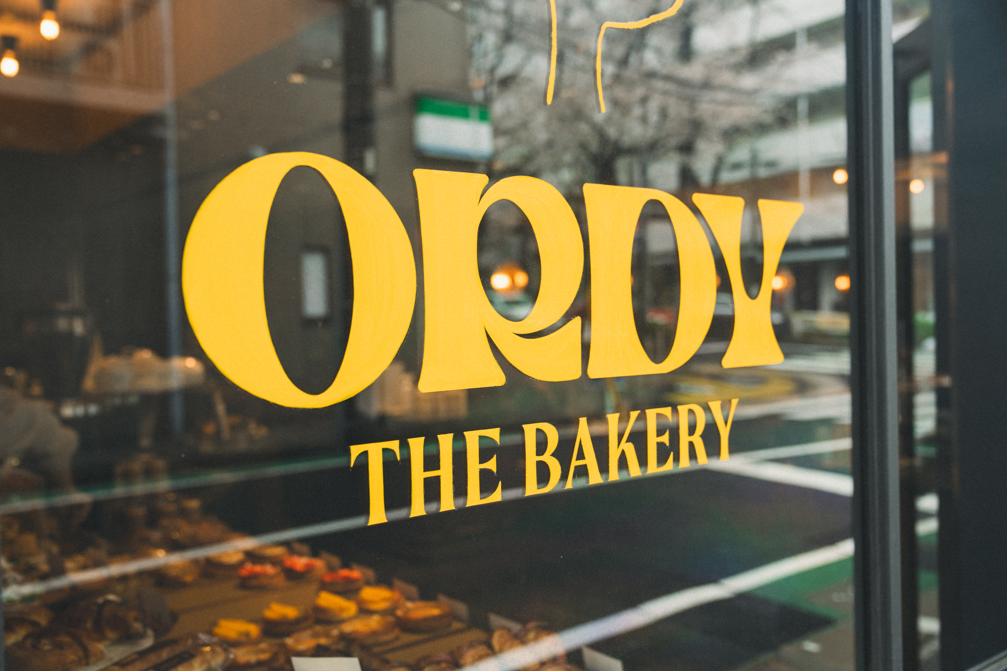 ホテル併設の人気ベーカリー「ORDY」の外観サイン