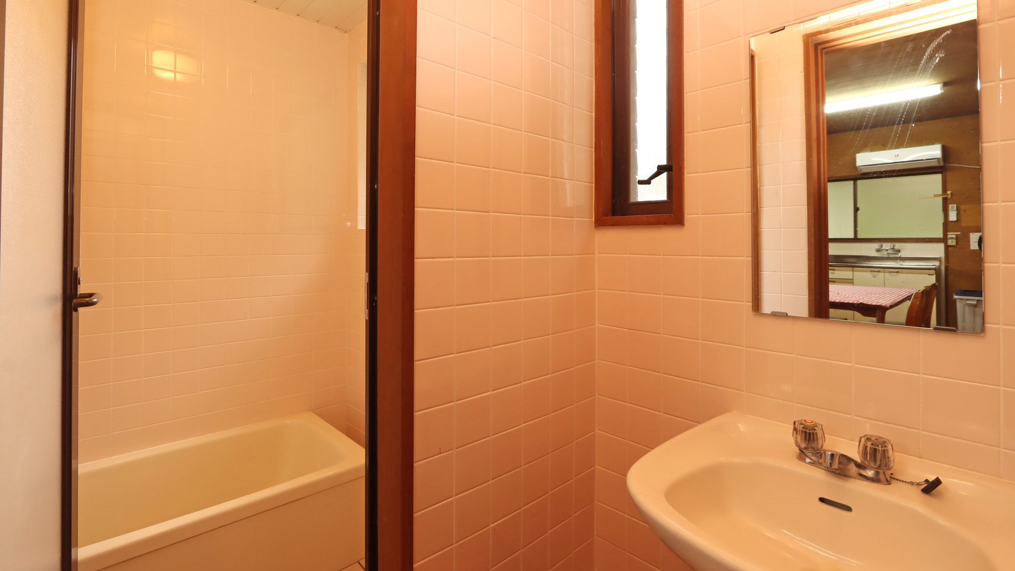 【客室】ロッジ4人棟(洗面所・バス)