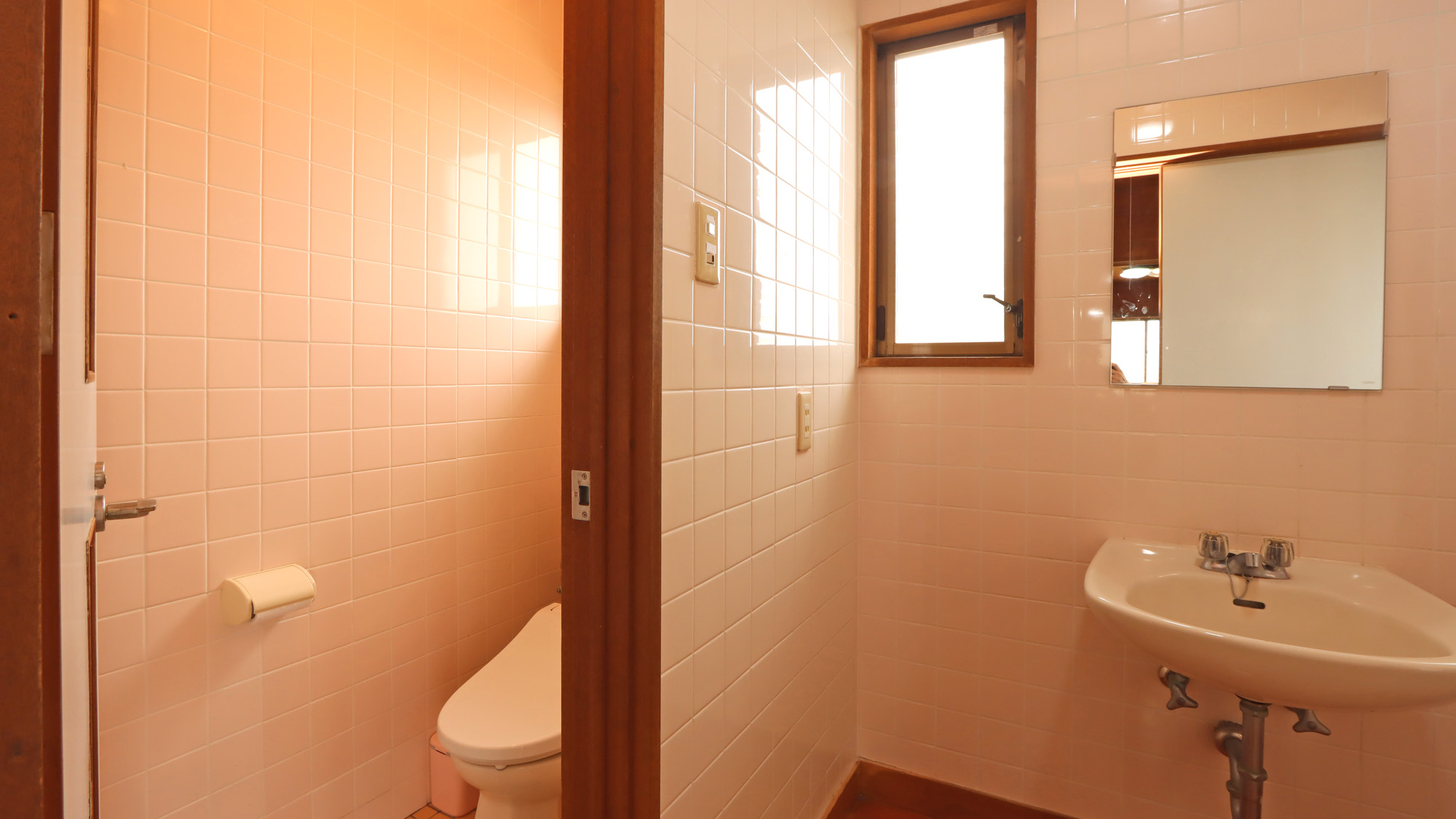 【客室】ロッジ(トイレ・洗面所)