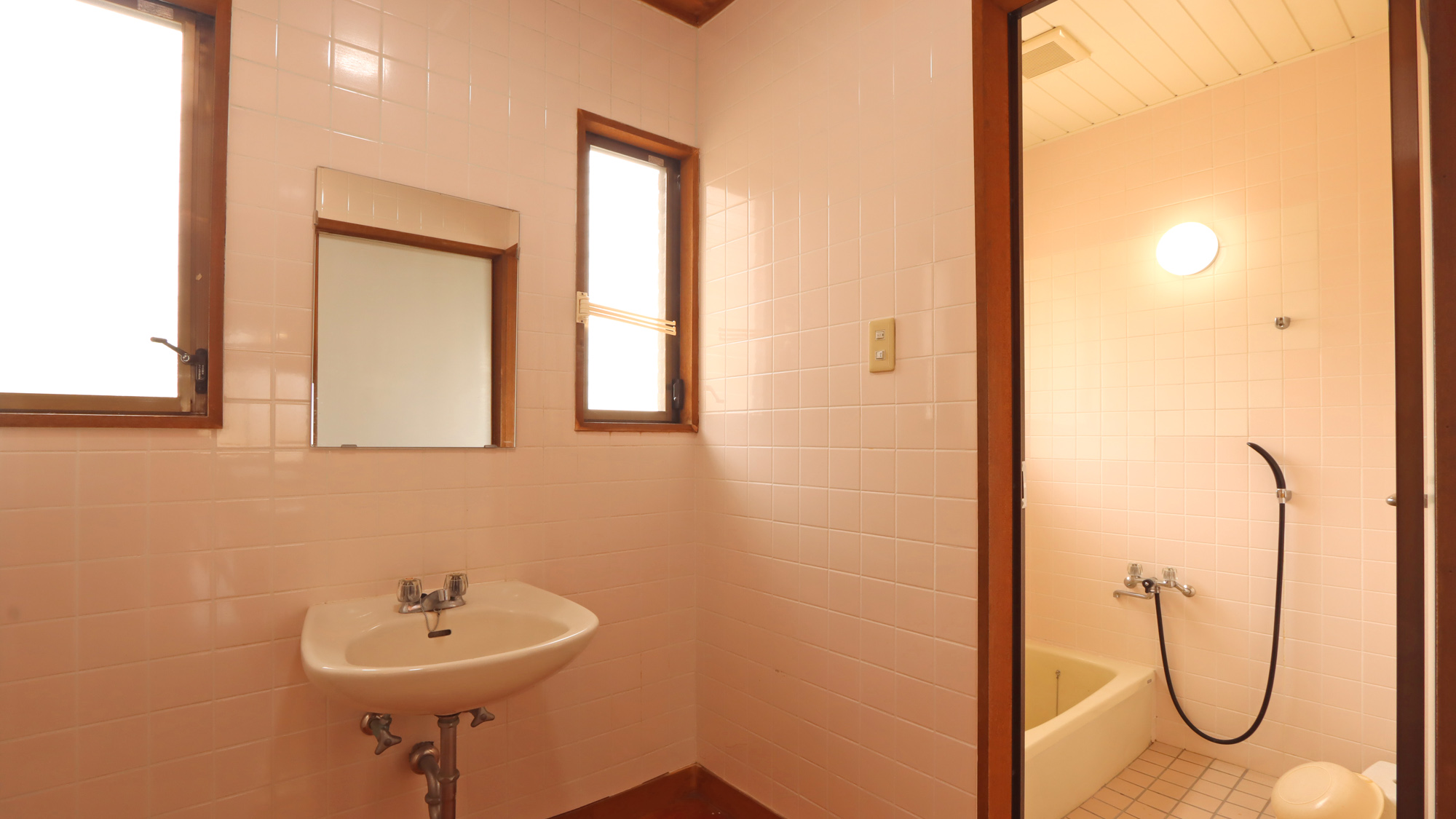 【客室】ロッジ6人棟(洗面所・バス)