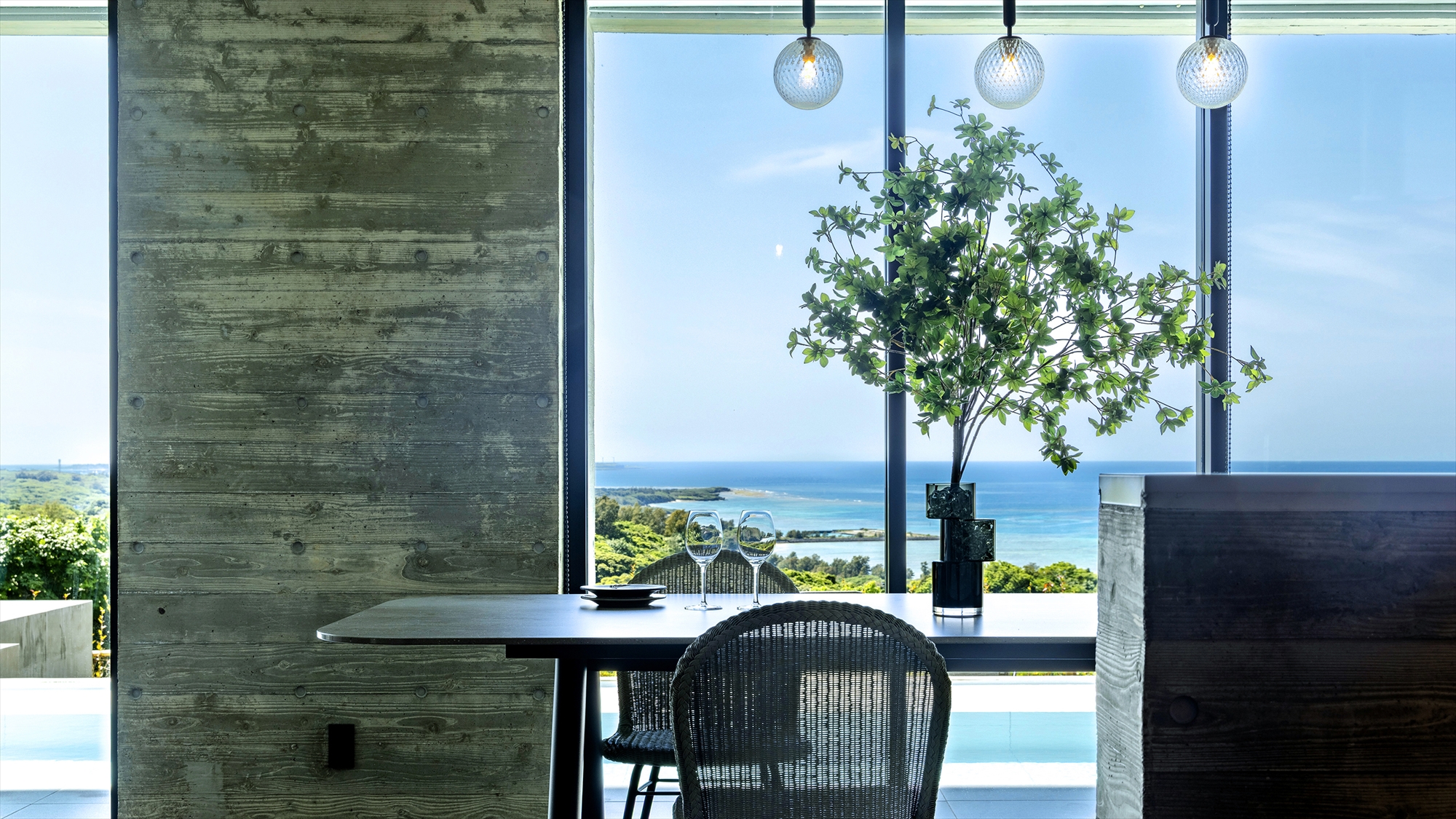 ｜DINING｜沖縄の美しい景色が、食卓を特別なものに――。
