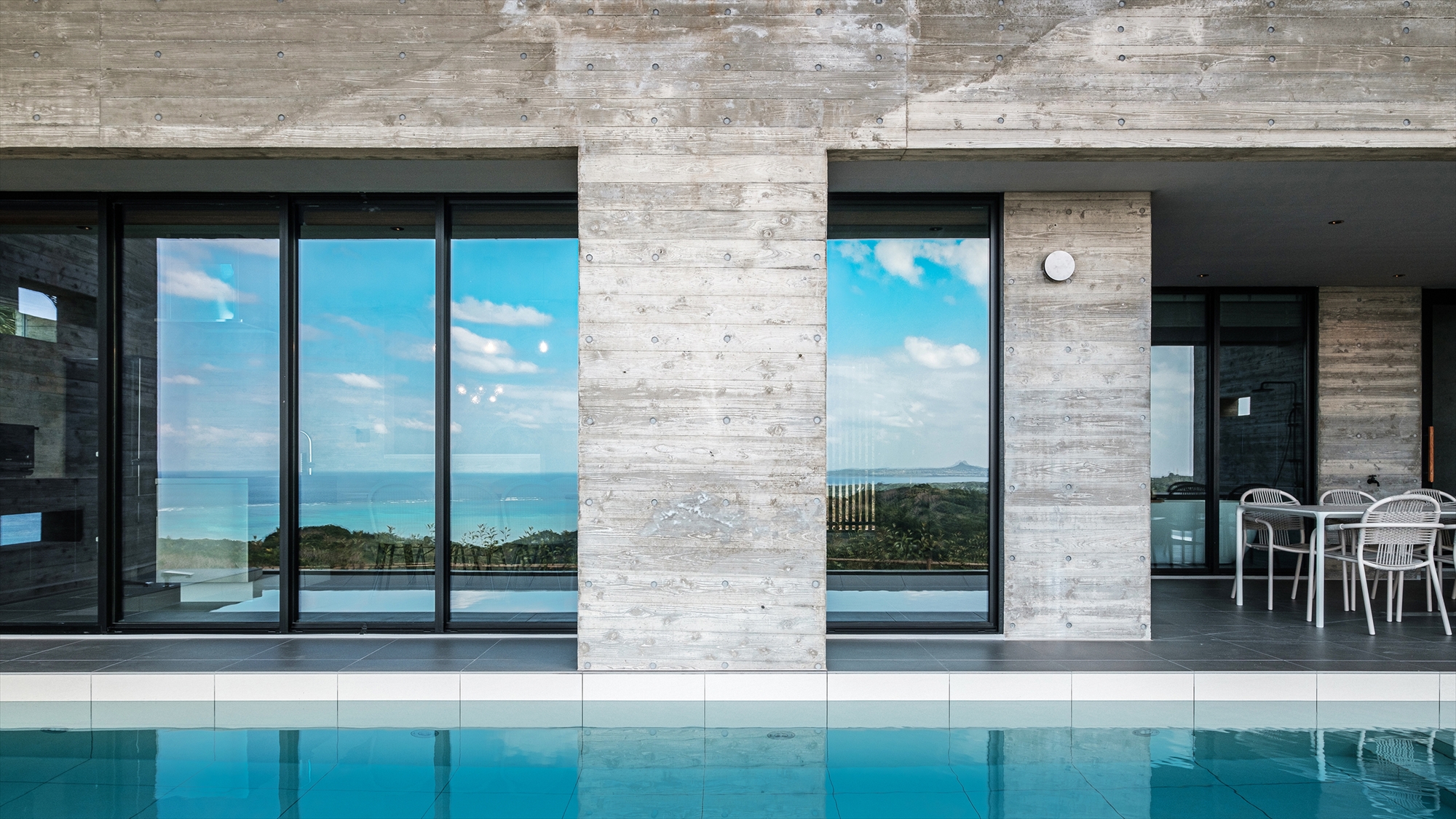 ｜外観｜ミニマルな空間美とインフィニティプールが生み出す非日常。