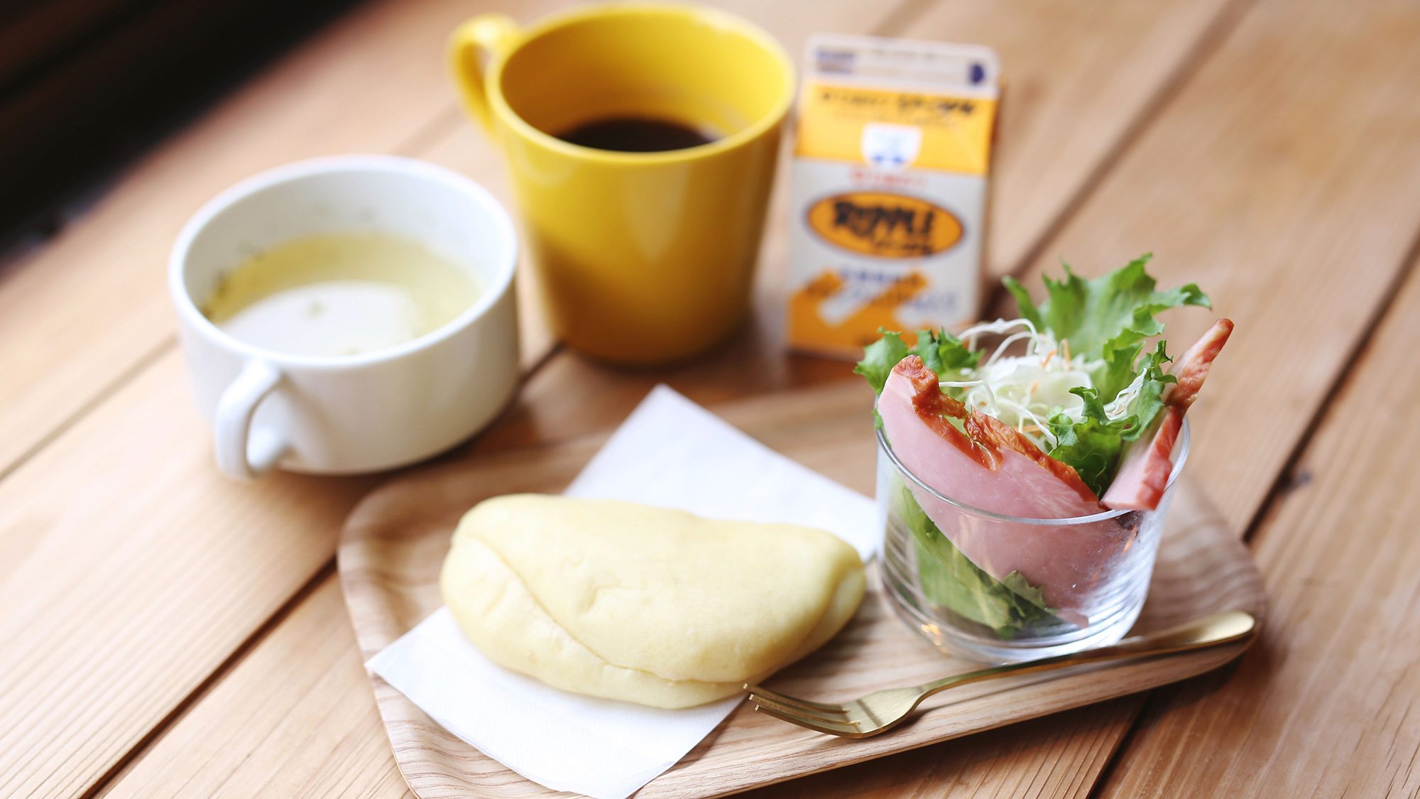 ・【朝食】週末限定で、パン・副菜・ドリンクのシンプルな朝食ご用意。