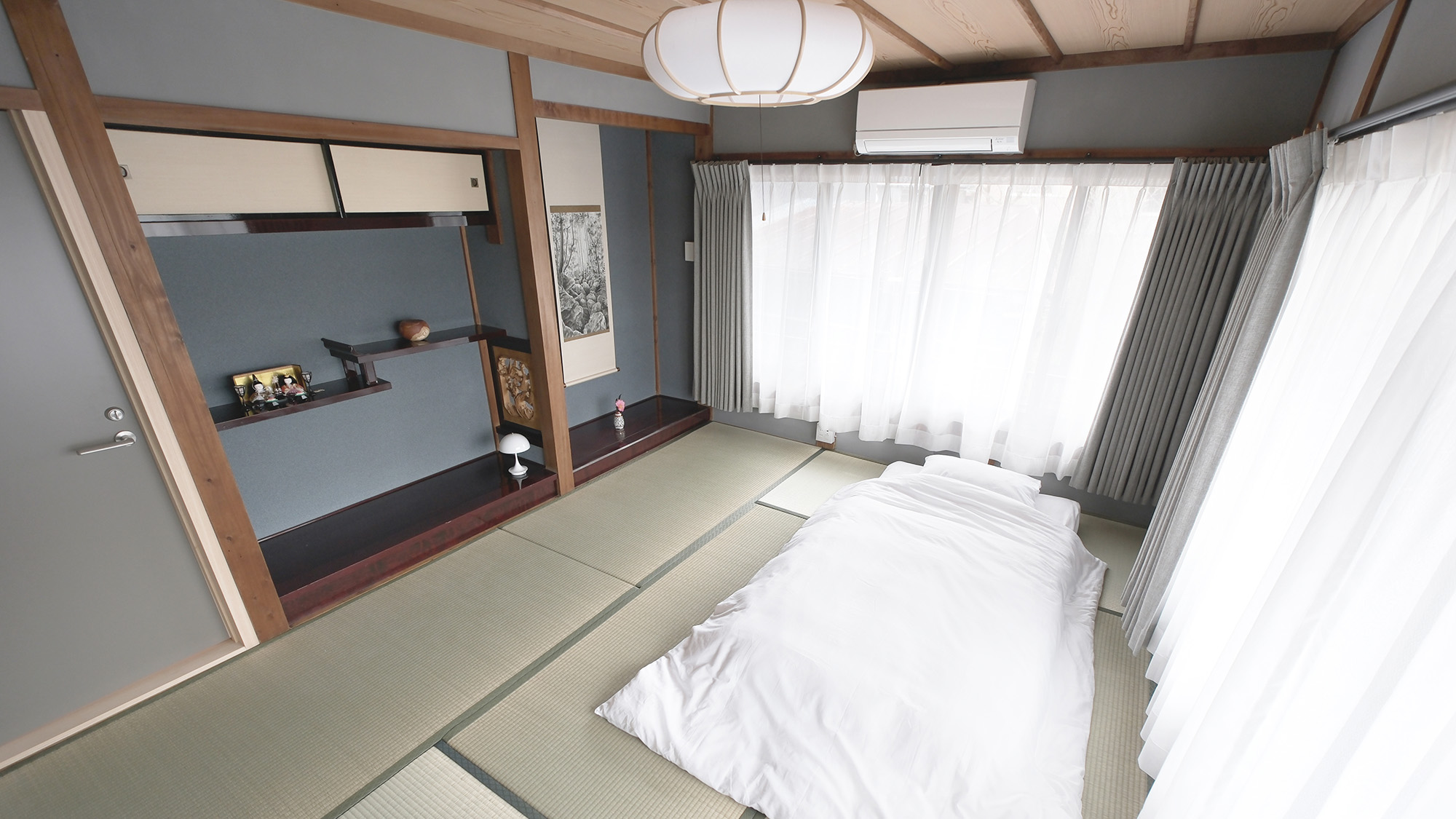 ・【和室】定員3名の布団を3組用意したお部屋。グループやご家族でのご利用におすすめです