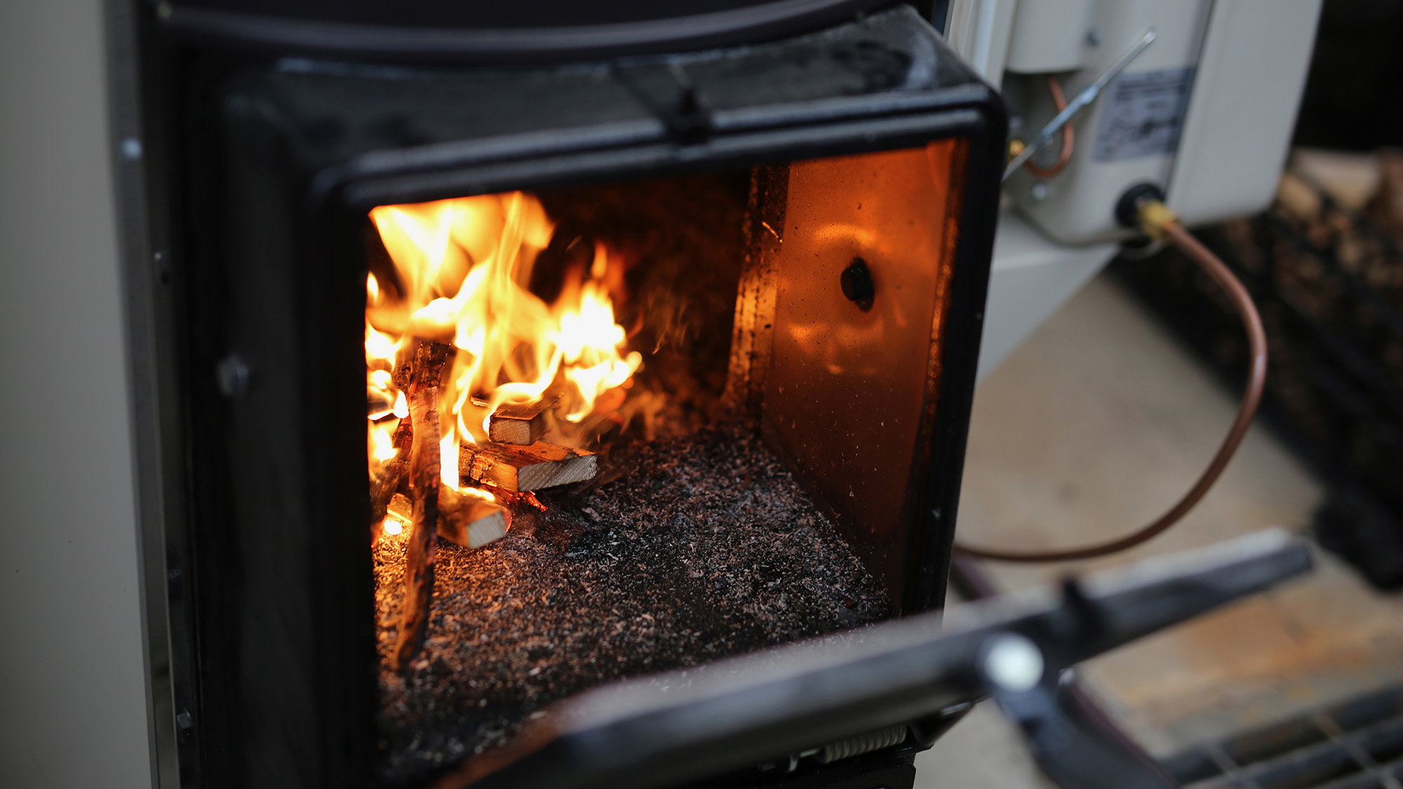 ・【薪ボイラー】地域で生産された薪を利用した、地産地消の給湯システム。薪で焚いたお湯をご堪能ください
