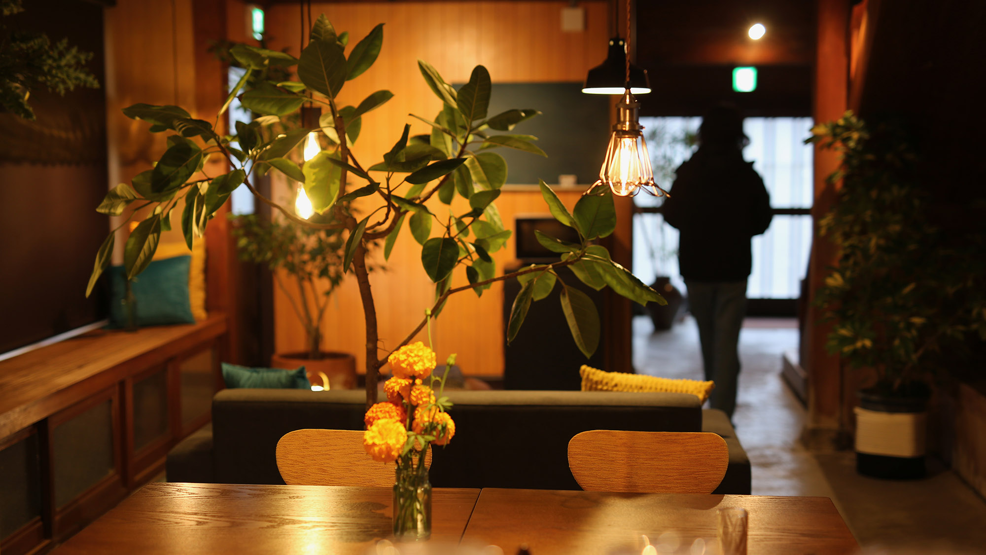 ・【ラウンジ】夜は落ち着いた灯で静かな雰囲気のラウンジです