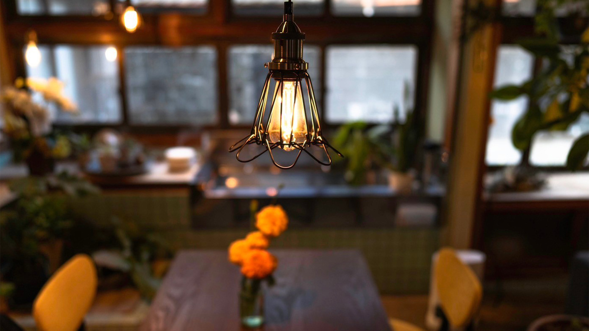 ・【ラウンジ】照明が優しく灯りノスタルジックな雰囲気　特別な時間が流れます