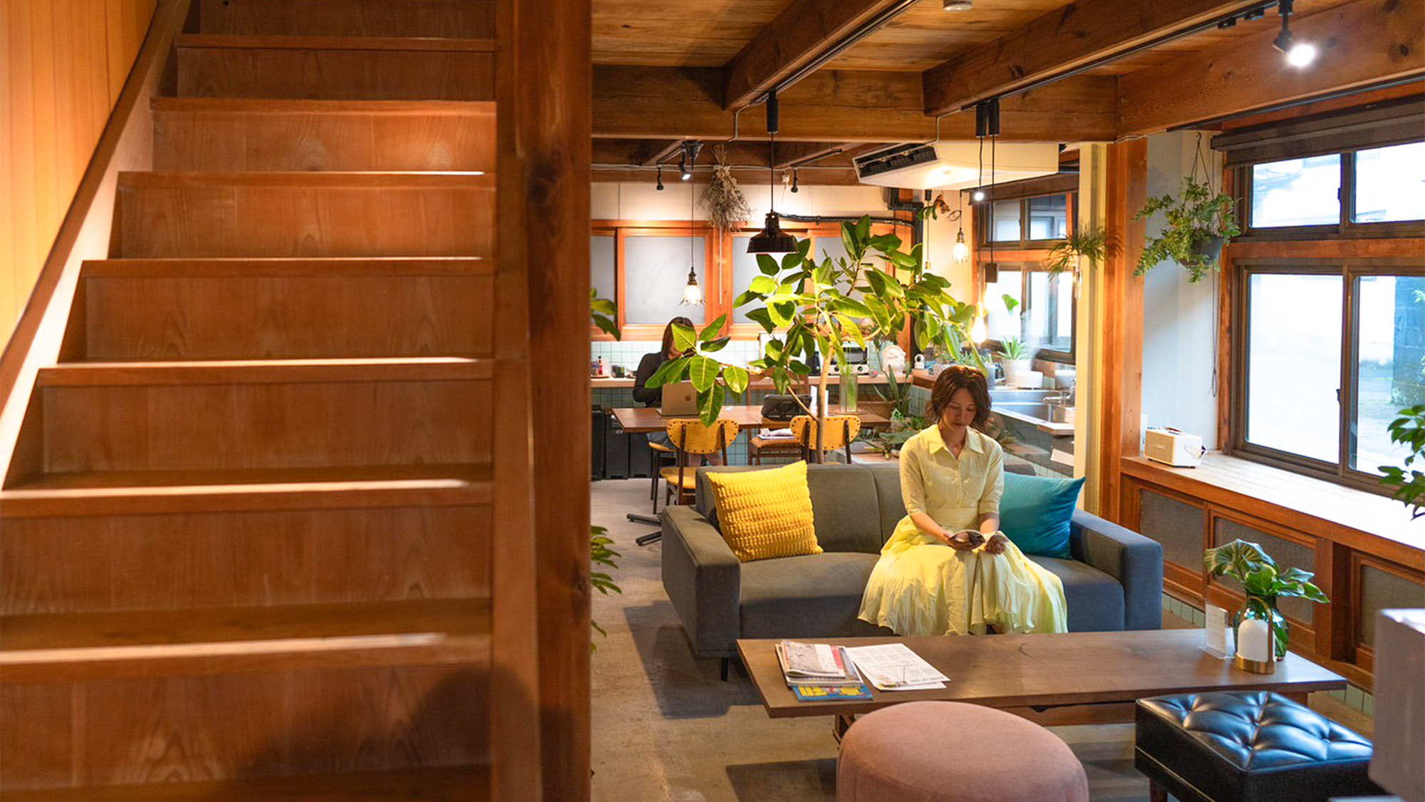 ・【ラウンジ】カフェのようなゆったりとくつろげる空間　MAPを広げ旅の計画を立てるのも楽しい時間