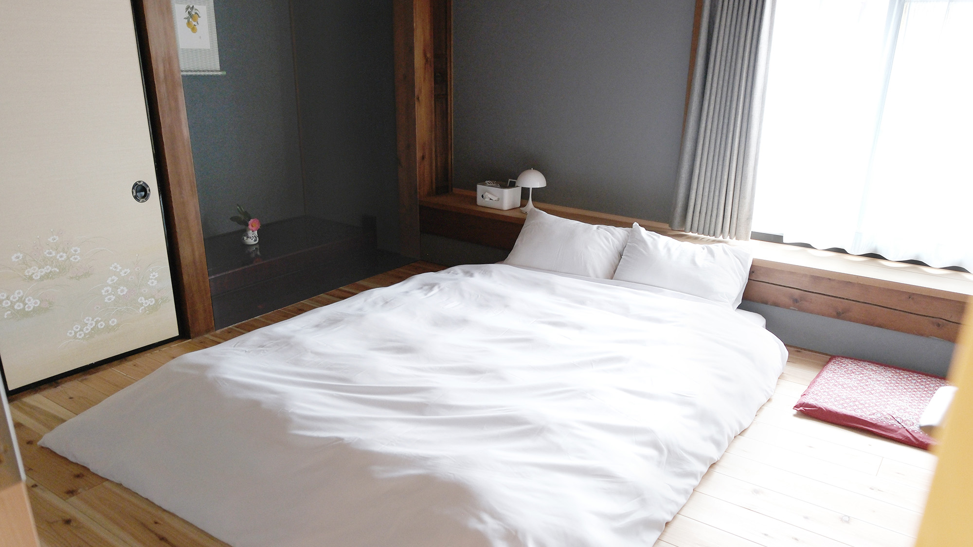 ・【ダブルルーム】定員2名のダブルマットレスを完備したお部屋。ほんのりと木の香りがします