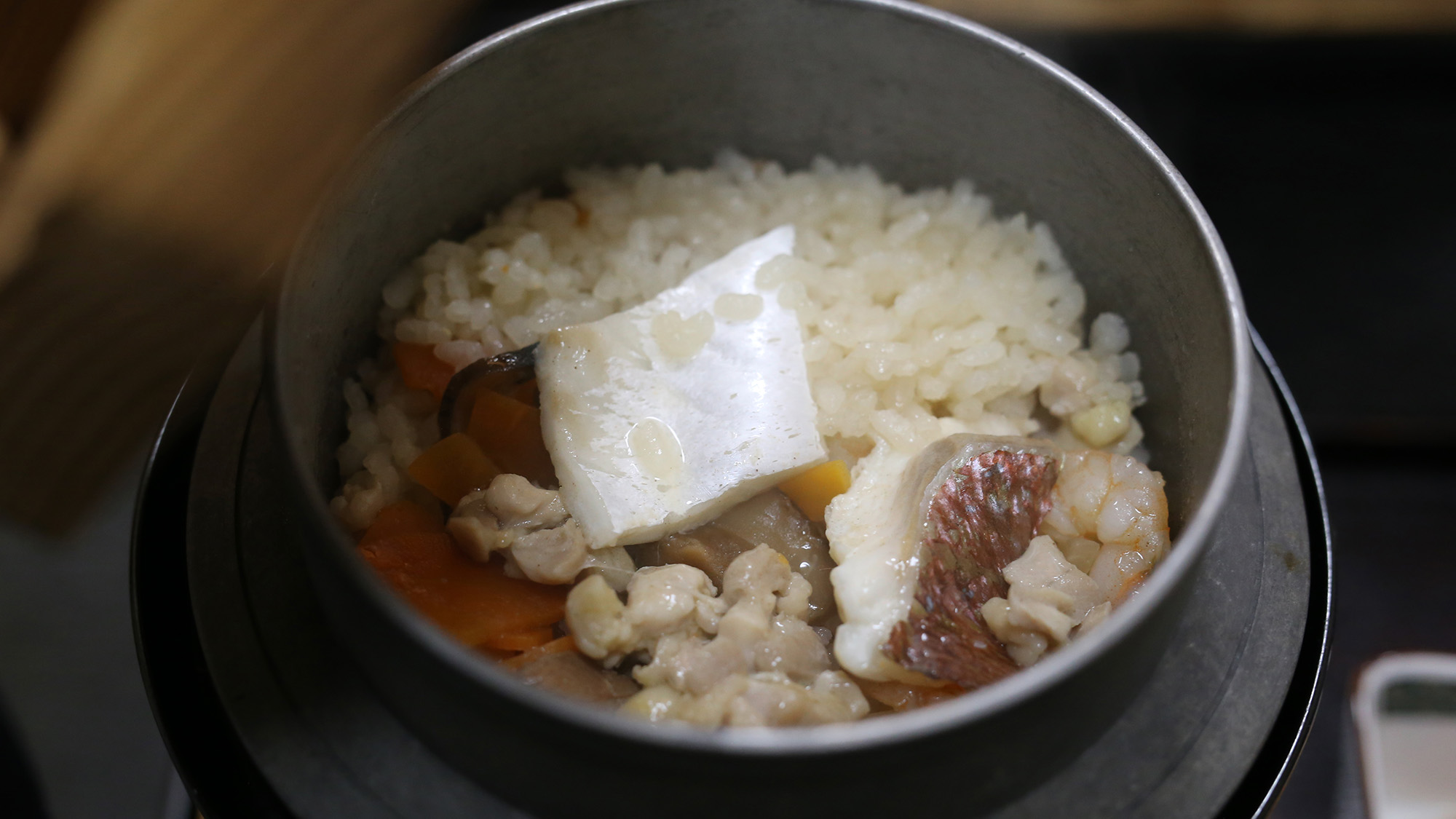 ・【周辺／楽園】注文を受けてから炊き上げるアツアツの釜飯が人気。出来立てホカホカの釜飯を♪