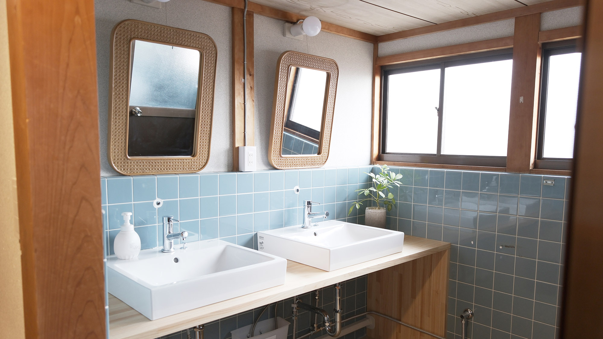 ・【洗面所】ヒノキを使用した共有の洗面スペース。自然光が差し込む明るい空間です