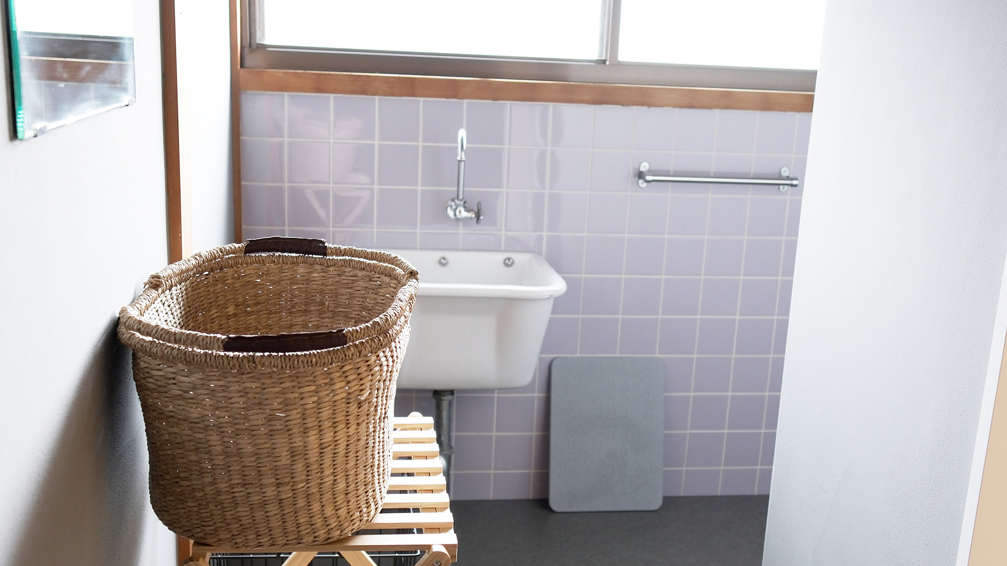 ・【脱衣所】明るく清潔感のある脱衣所。気持ちよく利用できます