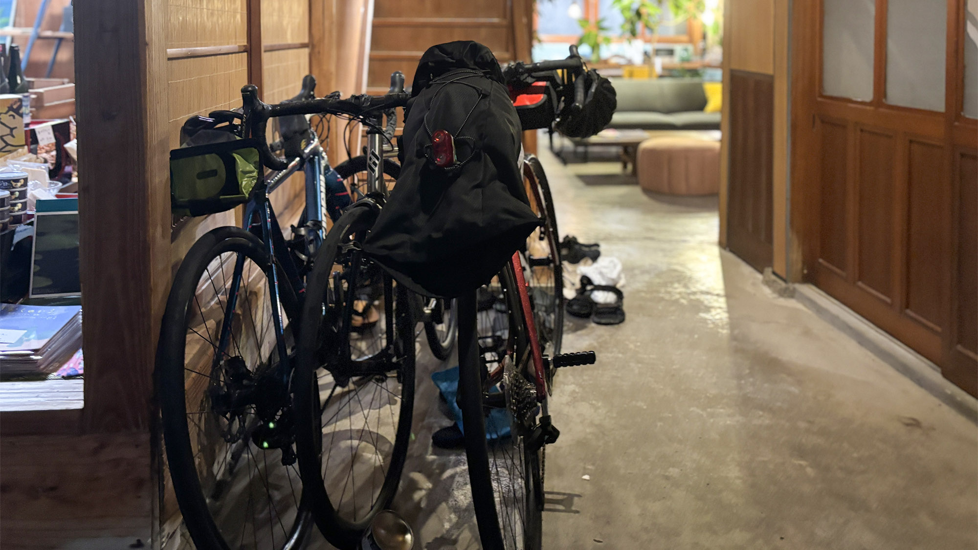 ・【自転車】屋内の土間に大切な自転車を保管でき旅先でも最高のコンディションをキープしていただけます