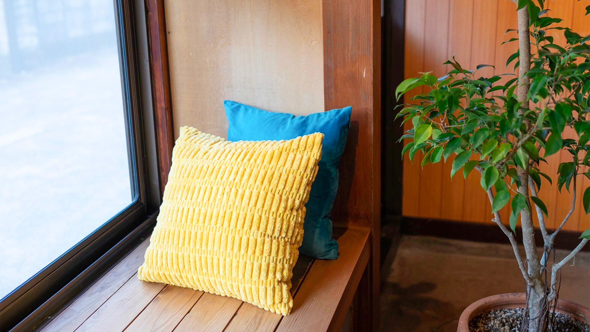 ・【ラウンジ】感性を刺激する洗練されたラウンジ空間　窓辺に座ってゆったりお寛ぎください