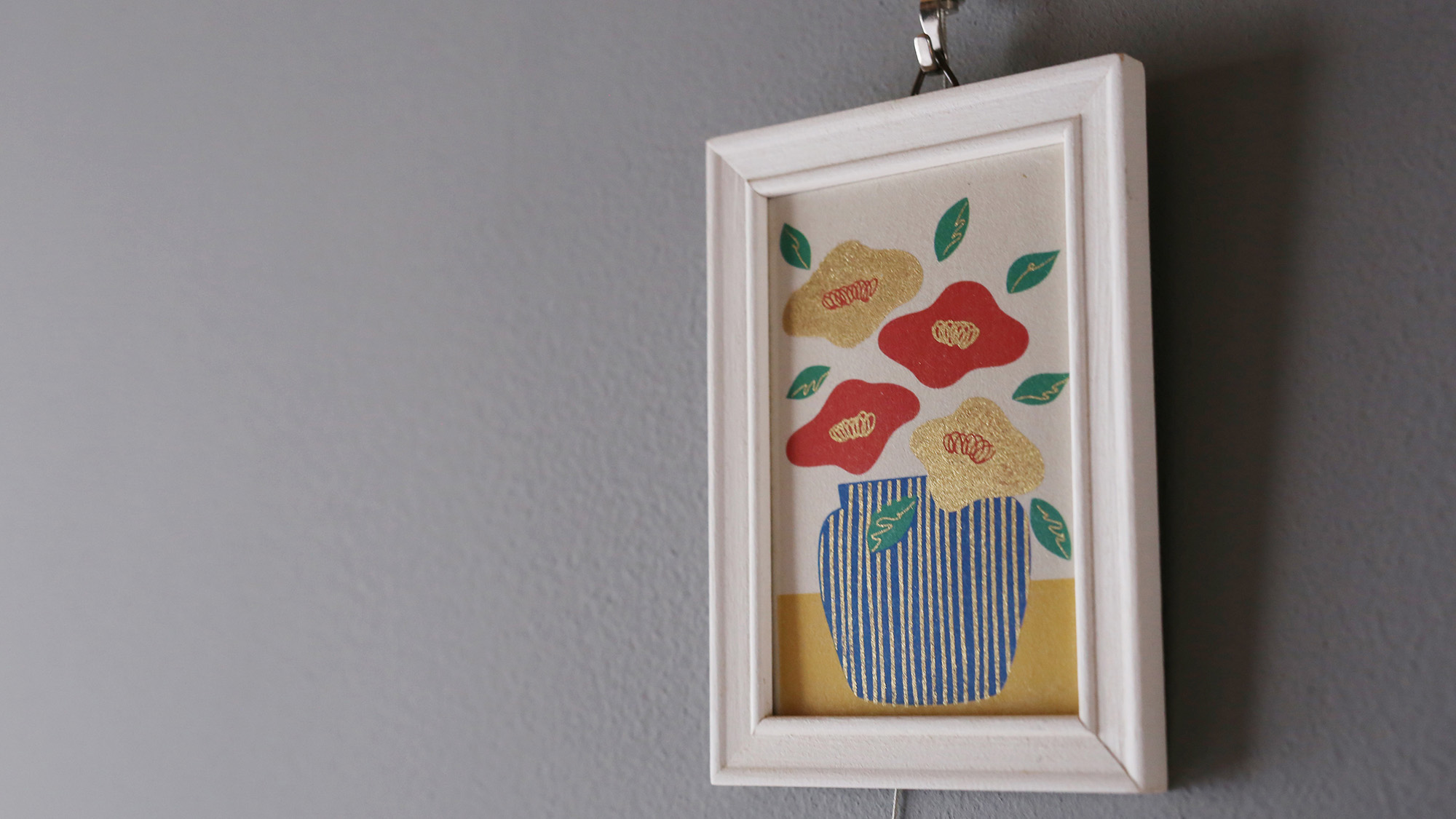 ・【ツインルーム】壁はグレーの珪藻土を使用。高い調湿性で心地よくお過ごしいただけます