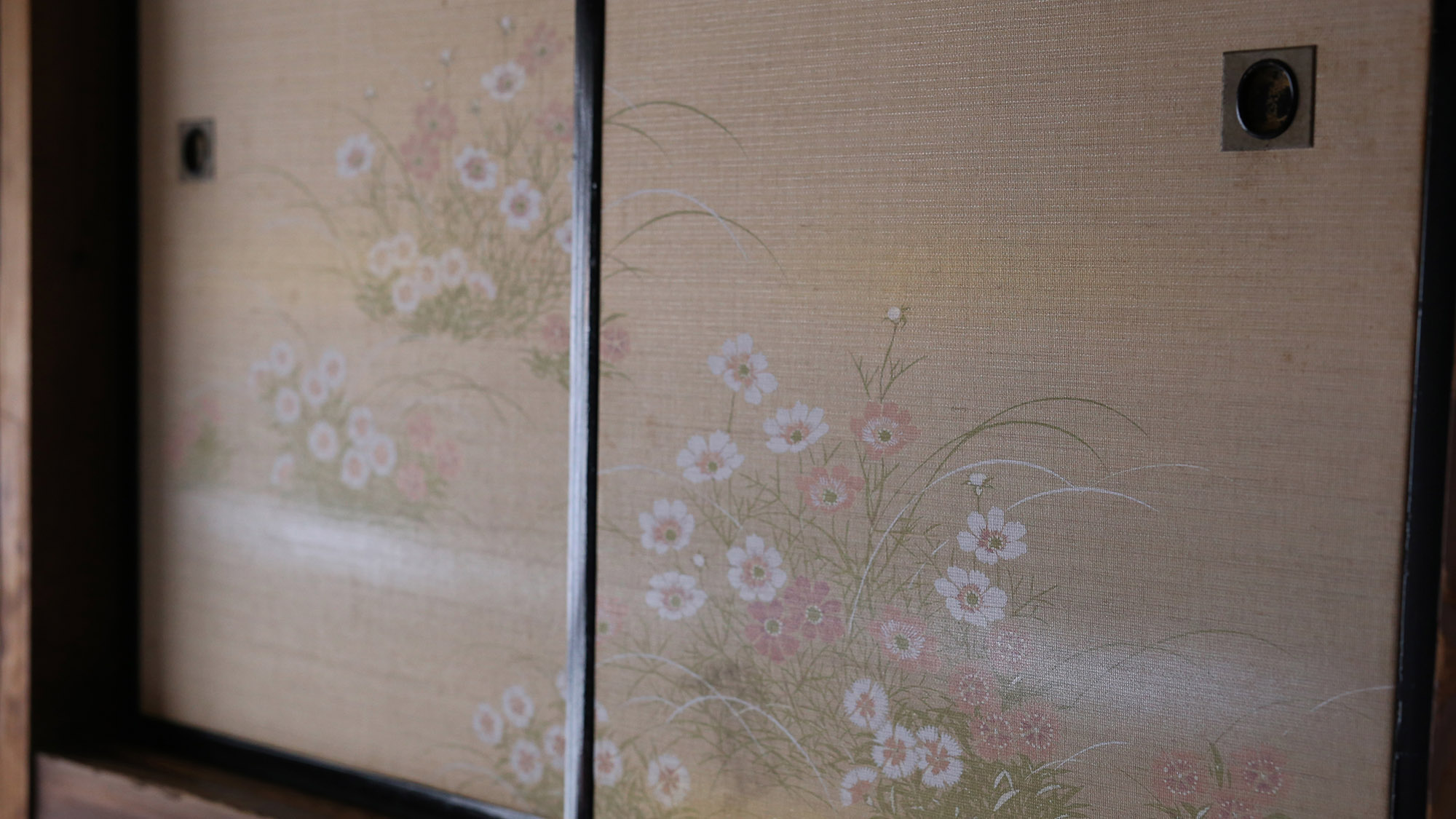 ・【ツインルーム】枕元にある古い柱や建具が味わいを引き立てます