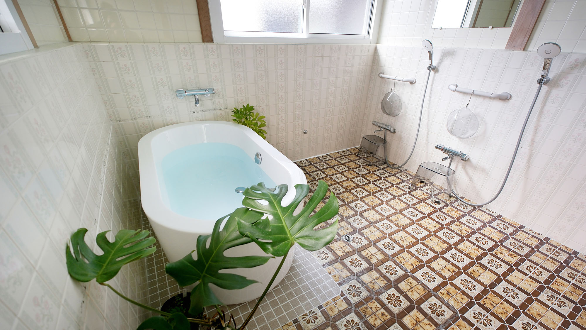 ・【バスルーム】昭和レトロなタイルが可愛い、バスタブ付きの共用バスルーム。交代制でご利用ください
