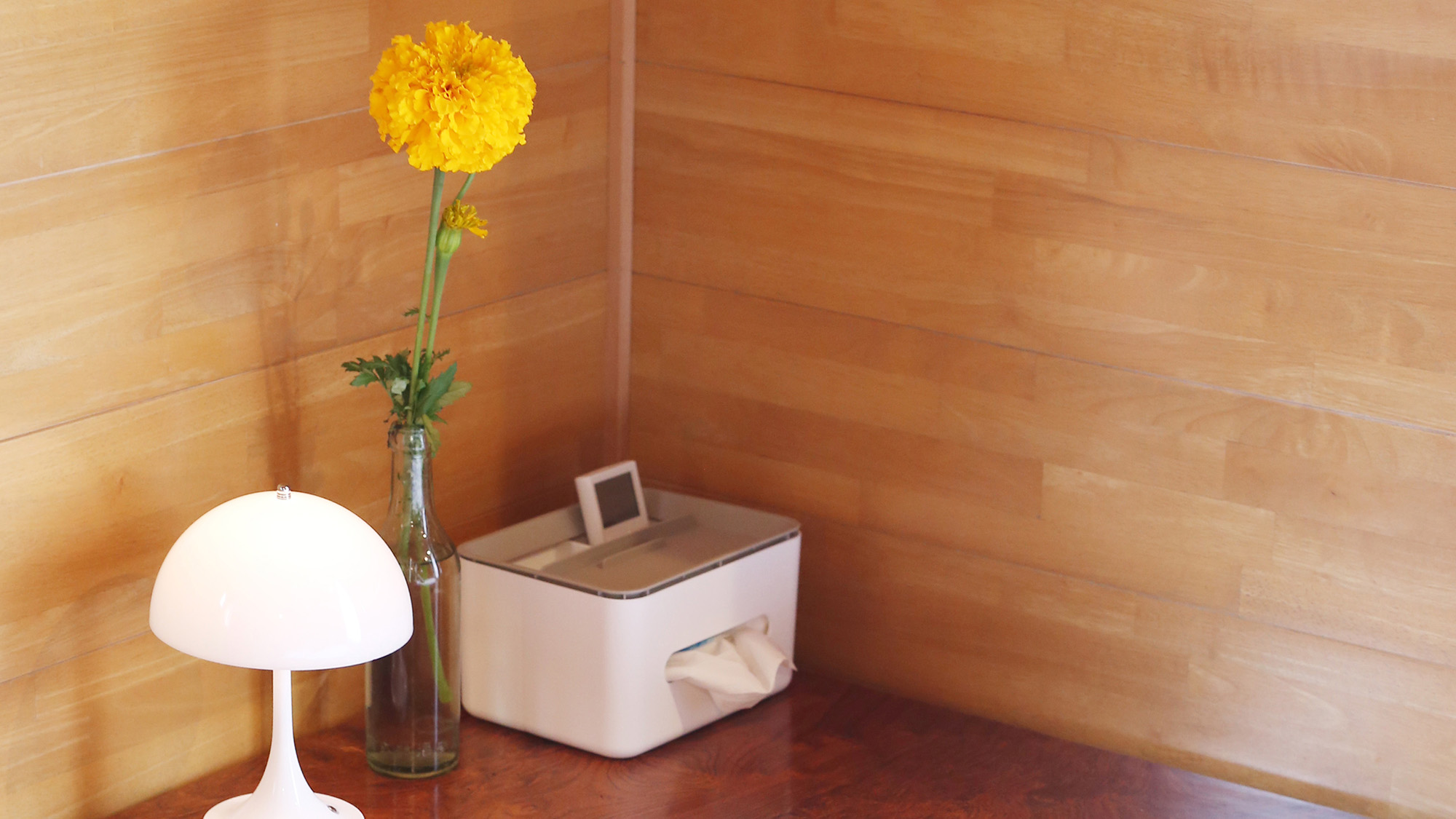 ・【ツインルーム】木目調の机におしゃれな照明とお花があるお部屋